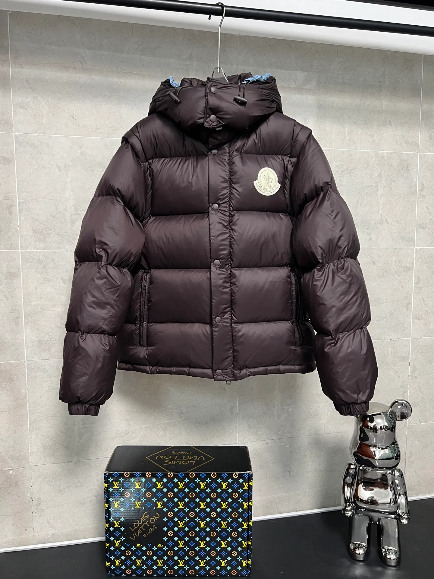 P920 Moncler Mouth Cyclone 2-in-1 Mouth Mouth New Autumn and Winter Down Jacket Stand-up collar, hooded and detachable sleeve design, one garment can be worn in a variety of styles, suitable for various looks; Made of custom-made windproof and rain-proof fabric, anti-wrinkle, anti-static and quick-drying, soft and skin-friendly, and extremely comfortable for the upper body; Stand-up collar and hooded design, combining business and leisure A down jacket; filled with 90% goose down, warm, fluffy and soft; made in brand factories, with impeccable quality and details; decorated with the brand logo on the chest, highly recognizable; a down jacket suitable for various occasions, with unparalleled warmth Size: 12345
