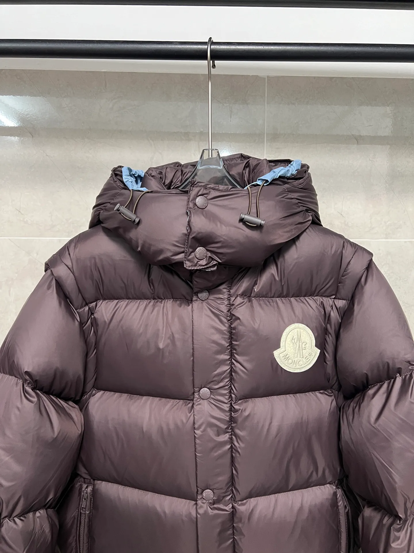 P920 Moncler Mouth Cyclone 2-in-1 Mouth Mouth New Autumn and Winter Down Jacket Stand-up collar, hooded and detachable sleeve design, one garment can be worn in a variety of styles, suitable for various looks; Made of custom-made windproof and rain-proof fabric, anti-wrinkle, anti-static and quick-drying, soft and skin-friendly, and extremely comfortable for the upper body; Stand-up collar and hooded design, combining business and leisure A down jacket; filled with 90% goose down, warm, fluffy and soft; made in brand factories, with impeccable quality and details; decorated with the brand logo on the chest, highly recognizable; a down jacket suitable for various occasions, with unparalleled warmth Size: 12345