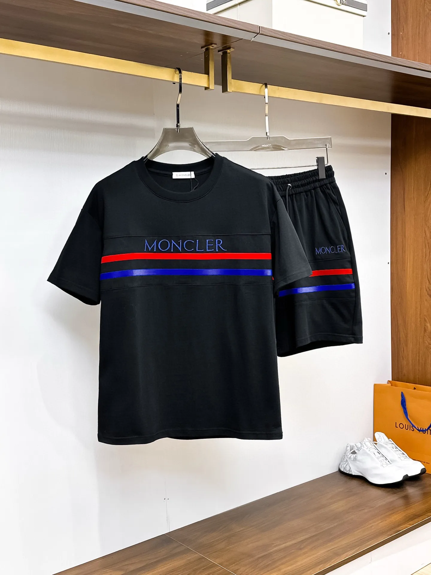 P560 Brand [MONCLER Mouth Covered] 2025 round neck short-sleeved shorts suit. The pure cotton fabric upper body will not be stuffy, the smooth and comfortable skin-friendly effect is more breathable, the fabric has its own texture, classic logo technology, a new interpretation from a unique angle, the first choice for fashion and versatility! Size: M-3XL (maximum wear: 190 pounds)
