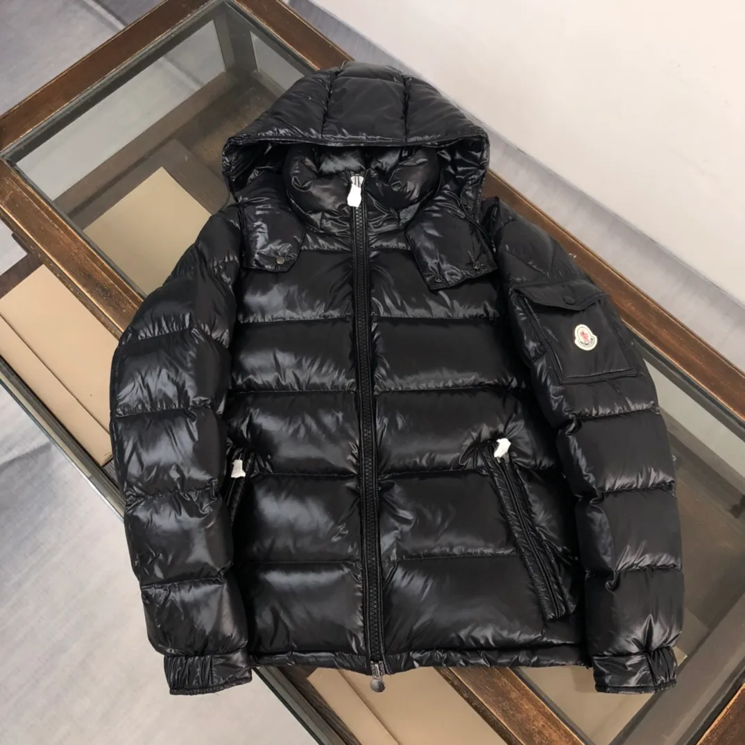 P700 (Higher version, black with gray bottom ✅Same style for men and women) MONCLER Men's classic MAYA velvet and thickened upgraded version down jacket, all made of 90 velvet, 📢 The MON family must release a single product every year. Many celebrities have had the same style on the street. It has a slim fit, three-dimensional tailoring of shoulders, flap pockets on the sleeves and arms, and the free conversion of hood collar and stand-up collar. These characteristic elements have been retained, but this season's MAYA has obviously upgraded in color matching. Every color is outstanding in the classic color system. It is filled with 90 white duck down, which is as warm as ever. Color and size: classic black (black bottom) Gray bottom 1-6) Pink (0-3) White (1-5) Gray (1-5) Avocado green (1-5) Midnight blue (1-6) Olive green (1-6)