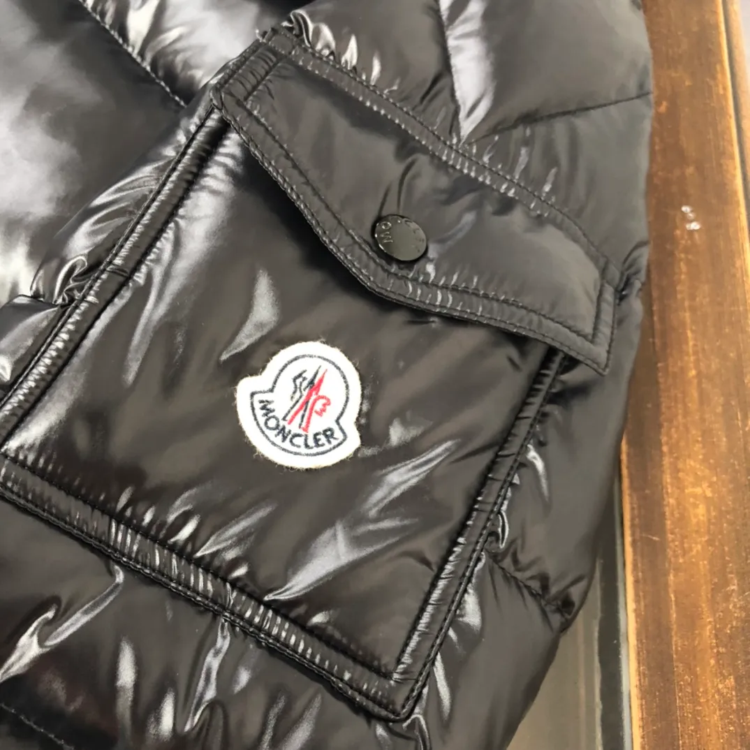 P700 (Higher version, black with gray bottom ✅Same style for men and women) MONCLER Men's classic MAYA velvet and thickened upgraded version down jacket, all made of 90 velvet, 📢 The MON family must release a single product every year. Many celebrities have had the same style on the street. It has a slim fit, three-dimensional tailoring of shoulders, flap pockets on the sleeves and arms, and the free conversion of hood collar and stand-up collar. These characteristic elements have been retained, but this season's MAYA has obviously upgraded in color matching. Every color is outstanding in the classic color system. It is filled with 90 white duck down, which is as warm as ever. Color and size: classic black (black bottom) Gray bottom 1-6) Pink (0-3) White (1-5) Gray (1-5) Avocado green (1-5) Midnight blue (1-6) Olive green (1-6)