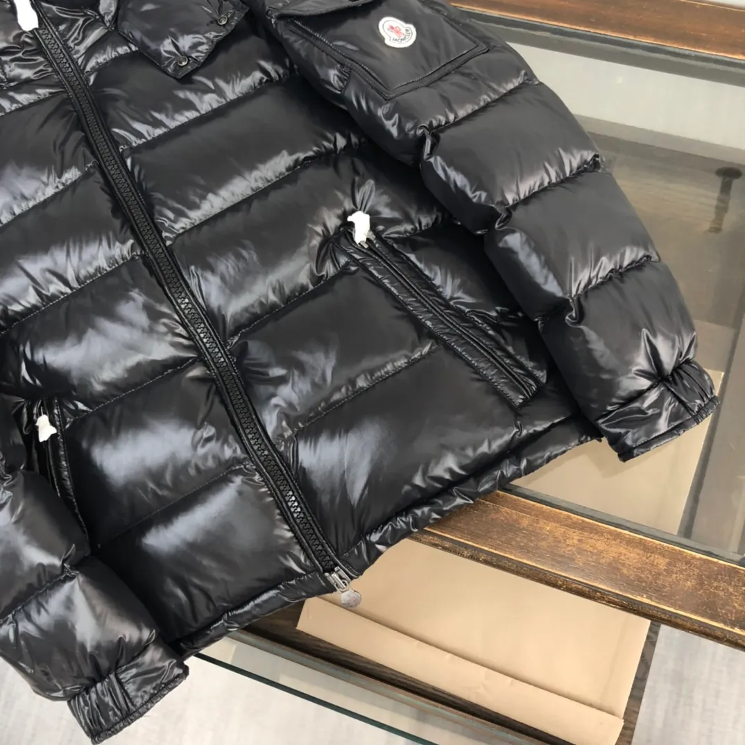 P700 (Higher version, black with gray bottom ✅Same style for men and women) MONCLER Men's classic MAYA velvet and thickened upgraded version down jacket, all made of 90 velvet, 📢 The MON family must release a single product every year. Many celebrities have had the same style on the street. It has a slim fit, three-dimensional tailoring of shoulders, flap pockets on the sleeves and arms, and the free conversion of hood collar and stand-up collar. These characteristic elements have been retained, but this season's MAYA has obviously upgraded in color matching. Every color is outstanding in the classic color system. It is filled with 90 white duck down, which is as warm as ever. Color and size: classic black (black bottom) Gray bottom 1-6) Pink (0-3) White (1-5) Gray (1-5) Avocado green (1-5) Midnight blue (1-6) Olive green (1-6)