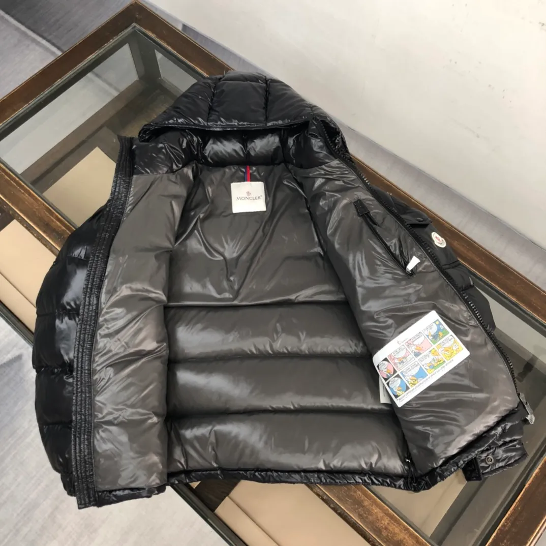 P700 (Higher version, black with gray bottom ✅Same style for men and women) MONCLER Men's classic MAYA velvet and thickened upgraded version down jacket, all made of 90 velvet, 📢 The MON family must release a single product every year. Many celebrities have had the same style on the street. It has a slim fit, three-dimensional tailoring of shoulders, flap pockets on the sleeves and arms, and the free conversion of hood collar and stand-up collar. These characteristic elements have been retained, but this season's MAYA has obviously upgraded in color matching. Every color is outstanding in the classic color system. It is filled with 90 white duck down, which is as warm as ever. Color and size: classic black (black bottom) Gray bottom 1-6) Pink (0-3) White (1-5) Gray (1-5) Avocado green (1-5) Midnight blue (1-6) Olive green (1-6)