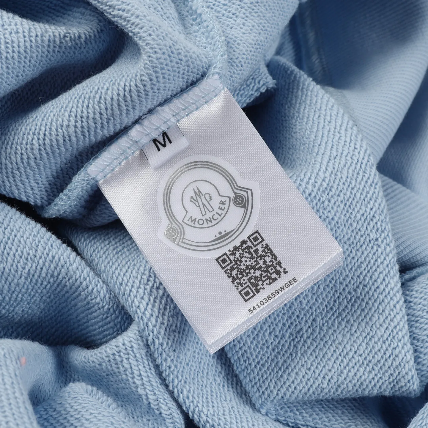 P194 Style No.: 850 〈MONCLER〉Basic Meng Mouth Round Neck Sweatshirt. The price of Meng Mouth Sweatshirt is actually quite advantageous. Those who have been to the counters should know that the price of Meng Mouth sweatshirt is not much cheaper than Gucci Burberry. It is just relatively low-key and unwilling to hype. It is a picture that you want to buy or not. It has an arrogant existence... ✅460g 100% pure cotton wool fabric OS version is too large ✅Combined with the original high weight double yarn thread ✅Correct three-needle and five-thread craftsmanship chain edge Color: Black White Royal Blue Sky Blue Size S M L