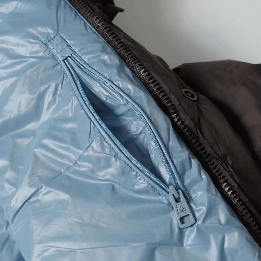 P800 Moncler Cyclone / Meng Mouth Moncler large label chocolate detachable sleeves one piece two-wear down/short hooded down jacket Correct version Top new national standard 90 goose down filling 850➕fill power One piece for easy winter. Variable/jacket/hooded vest/stand collar vest/hooded down jacket. The Cyclone down jacket is equipped with detachable sleeves and can be worn as a vest or jacket. It adopts a new simple version design. This short down jacket is made from nylon and features easily removable sleeves, allowing you to convert the jacket into a vest. A removable hood and contrast lining complete the design.  •Made from nylon fabric •Nylon laqué lining •Down filled •Removable hood and sleeves •Zip and snap fastening •Zip pockets •Elastic cuffs •Elastic drawstring hem Color: Black Chocolate Sizes: 1 2 3 4 5