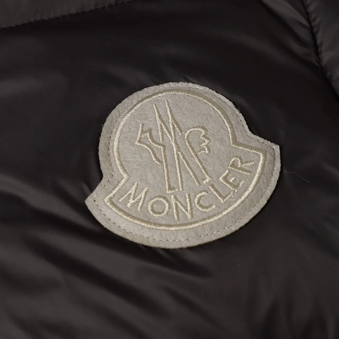 P800 Moncler Cyclone / Meng Mouth Moncler large label chocolate detachable sleeves one piece two-wear down/short hooded down jacket Correct version Top new national standard 90 goose down filling 850➕fill power One piece for easy winter. Variable/jacket/hooded vest/stand collar vest/hooded down jacket. The Cyclone down jacket is equipped with detachable sleeves and can be worn as a vest or jacket. It adopts a new simple version design. This short down jacket is made from nylon and features easily removable sleeves, allowing you to convert the jacket into a vest. A removable hood and contrast lining complete the design.  •Made from nylon fabric •Nylon laqué lining •Down filled •Removable hood and sleeves •Zip and snap fastening •Zip pockets •Elastic cuffs •Elastic drawstring hem Color: Black Chocolate Sizes: 1 2 3 4 5