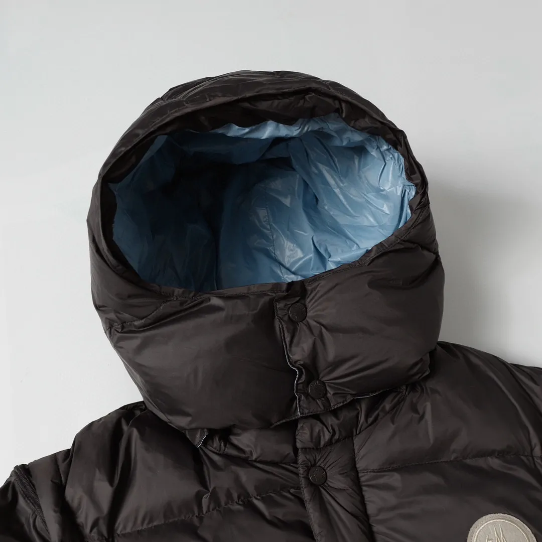 P800 Moncler Cyclone / Meng Mouth Moncler large label chocolate detachable sleeves one piece two-wear down/short hooded down jacket Correct version Top new national standard 90 goose down filling 850➕fill power One piece for easy winter. Variable/jacket/hooded vest/stand collar vest/hooded down jacket. The Cyclone down jacket is equipped with detachable sleeves and can be worn as a vest or jacket. It adopts a new simple version design. This short down jacket is made from nylon and features easily removable sleeves, allowing you to convert the jacket into a vest. A removable hood and contrast lining complete the design.  •Made from nylon fabric •Nylon laqué lining •Down filled •Removable hood and sleeves •Zip and snap fastening •Zip pockets •Elastic cuffs •Elastic drawstring hem Color: Black Chocolate Sizes: 1 2 3 4 5