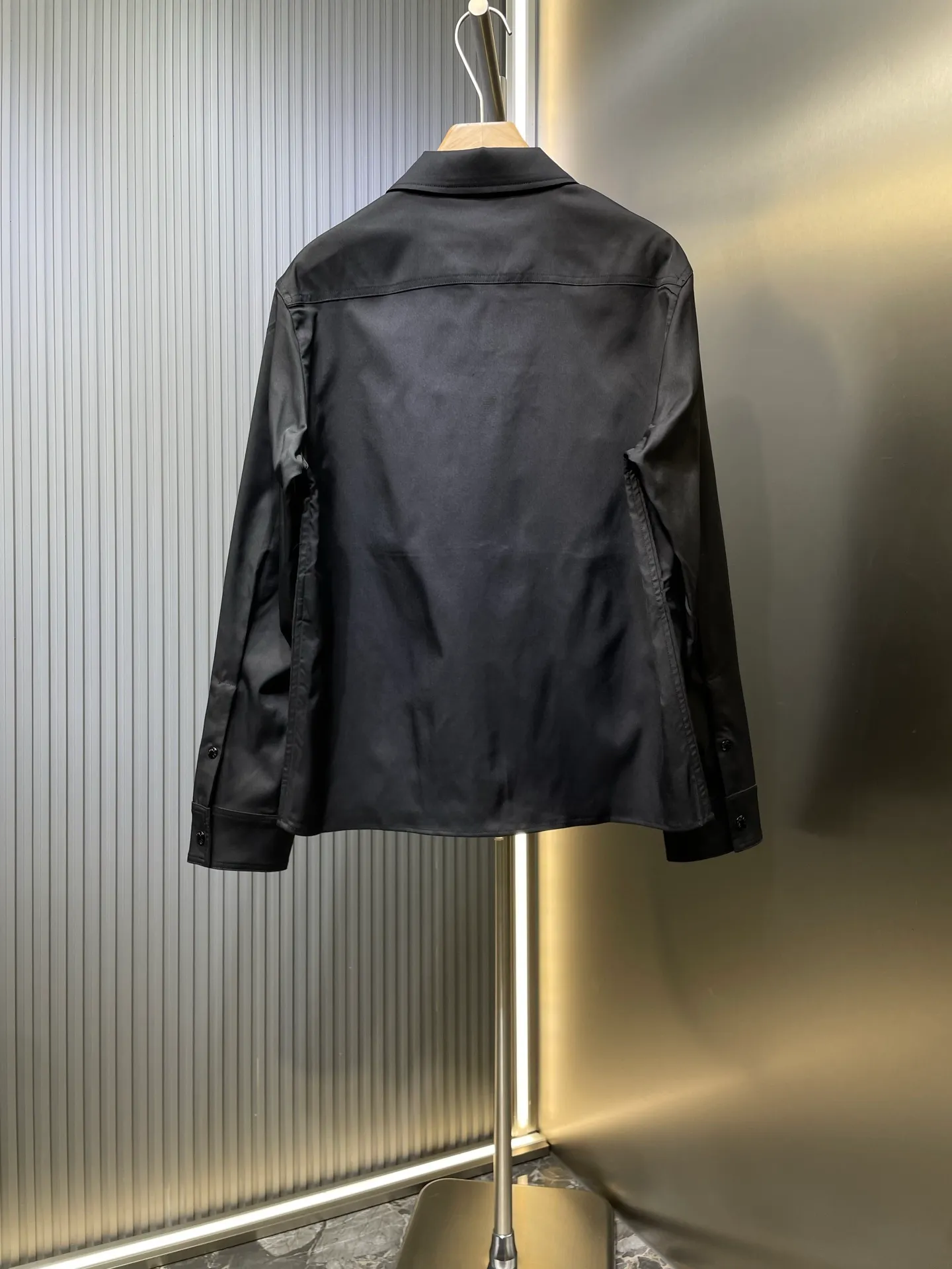 P520 Moncler 🌟【Top Original】Logo zipper shirt jacket. Custom-made high-quality cotton hidden pattern gabardine. Full of texture. Comfortable and close to the skin. The brown tone exudes restrained tenderness. The iconic Moncler logo embroidered logo is embellished on it to increase brand recognition. Simple and smooth lines. The zipper opening and closing also follows the principle of minimalism. Use simplicity as the pen and texture as the ink. Use the simplest elements. Outline the most moving fashion picture. Process 1: Use imported special machine infrared to position the "Moncler logo embroidery". The position is more accurate and strong. Process 2: Template machine opens the bag. The preset template guides the position, shape and size of the bag. The accuracy ensures the quality of the bag opening. Process 3: The fabrics are washed and have a better hand feel. Not easy to deform, not easy to shrink, not easy to fade, and maintain long-term beauty. Accessories: Customized 1:1 Moncler Embroidered logo, customized 1:1 Moncler snap button, customized 1:1 Moncler zipper, customized 1:1 Moncler trademark, version: loose version, size: S M L XL