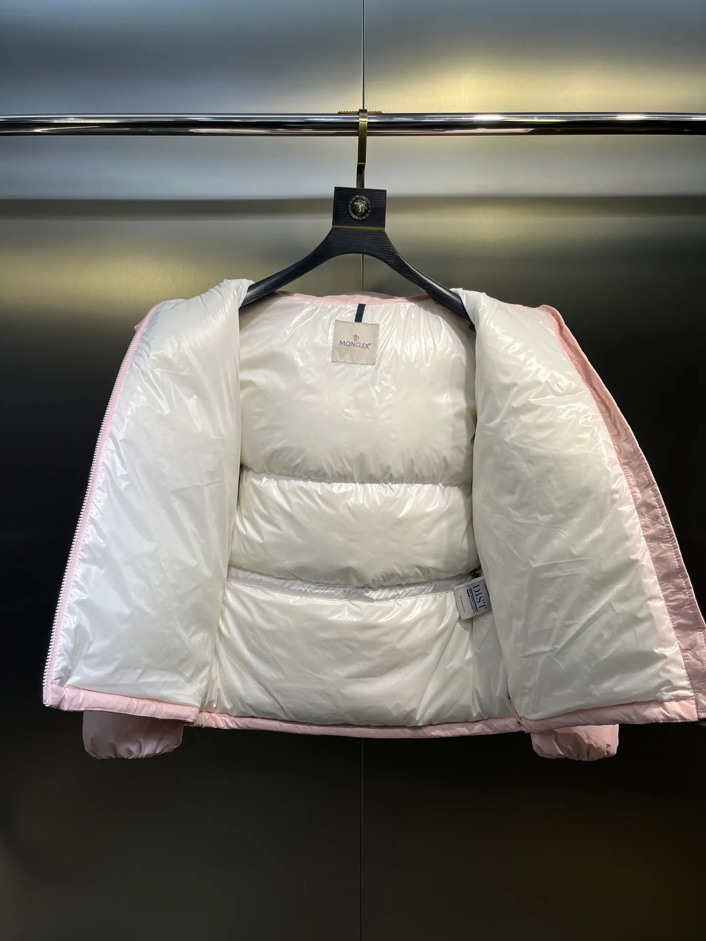 P780 moncler 🌟Moncler FW25 Abbaye short down jacket The Abbaye short jacket is made of iconic patented nylon, highlighting the fashion essence of Moncler. Featuring rectangular quilting and a contrasting lining that refreshes the removable hood. Terry knit logo embroidery adds a unique touch, making the garment instantly recognizable. Material process analysis: 1️⃣Original Nfc inductive anti-counterfeiting chip 2️⃣National standard 95% European standard pure white goose down, exclusive use of top down on the market 3️⃣Fabric: 100% nylon; Lining: 100% nylon, one of the best on the market, everything is customized according to the original version. 4⃣️The electroplated hardware is produced by the original processing factory, all customized by the original factory, and is not a replica of various types on the market. 5⃣️Produced by a certain Lang factory, it has always been unambiguous in terms of quality. Everyone knows about the workmanship, QA and Qc quality inspection of the workers when shipping from large factories. It is not comparable to small factories in the market. Mouth-mounted down jackets, let’s not brag, there is almost no one that can do better than us! Make an original product with care, so that every customer has the confidence to introduce it to his customers: This is the top replica version in China. Good products do not need too many soft articles to set off, only junk products will boast: the original ZP uses thousands of words to impress consumers! Although it is an F product, it is not inferior to ZP!  Color: white pink, white black, black, khaki, pink Size: 0123