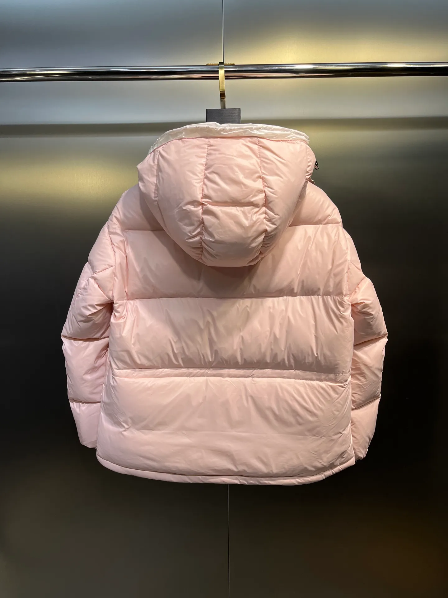 P780 moncler 🌟Moncler FW25 Abbaye short down jacket The Abbaye short jacket is made of iconic patented nylon, highlighting the fashion essence of Moncler. Featuring rectangular quilting and a contrasting lining that refreshes the removable hood. Terry knit logo embroidery adds a unique touch, making the garment instantly recognizable. Material process analysis: 1️⃣Original Nfc inductive anti-counterfeiting chip 2️⃣National standard 95% European standard pure white goose down, exclusive use of top down on the market 3️⃣Fabric: 100% nylon; Lining: 100% nylon, one of the best on the market, everything is customized according to the original version. 4⃣️The electroplated hardware is produced by the original processing factory, all customized by the original factory, and is not a replica of various types on the market. 5⃣️Produced by a certain Lang factory, it has always been unambiguous in terms of quality. Everyone knows about the workmanship, QA and Qc quality inspection of the workers when shipping from large factories. It is not comparable to small factories in the market. Mouth-mounted down jackets, let’s not brag, there is almost no one that can do better than us! Make an original product with care, so that every customer has the confidence to introduce it to his customers: This is the top replica version in China. Good products do not need too many soft articles to set off, only junk products will boast: the original ZP uses thousands of words to impress consumers! Although it is an F product, it is not inferior to ZP!  Color: white pink, white black, black, khaki, pink Size: 0123