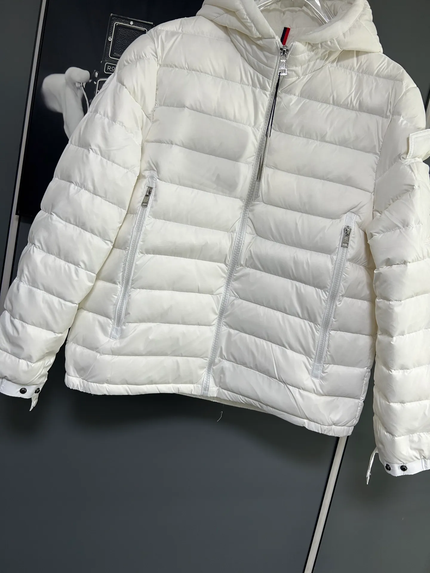 P660 Moncler Avocette solid color hooded zipper outdoor warm rib down jacket 90 down filling 750 fill power Tajima embroidery white duck down short lightweight hooded down jacket jacket small zipper pocket on the chest side for storing things The Thorium AR hooded model is versatile, durable and warm. It can be used as a mid-layer in winter and winter, or worn alone. It can also be easily worn with hard-shell clothing in cold environments.     The fabric has been improved with AratoTM30 nylon fabric with fine texture, which is very warm and wear-resistant. It is also treated with DWR, which can effectively prevent water and moisture.     DownCompositeMapping zone filling technology can reasonably allocate down insulation and synthetic insulation areas. Simple design StormHoodM is made of synthetic insulation materials. Zippered hand pockets, inner zipper pockets. Combination of technology and technology. Lightweight and warm. Three-dimensional tailoring. Hooded design. Complete three-label accessories. What you see is what you get. Same style for men and women. Color: white. Size: M-3XL.