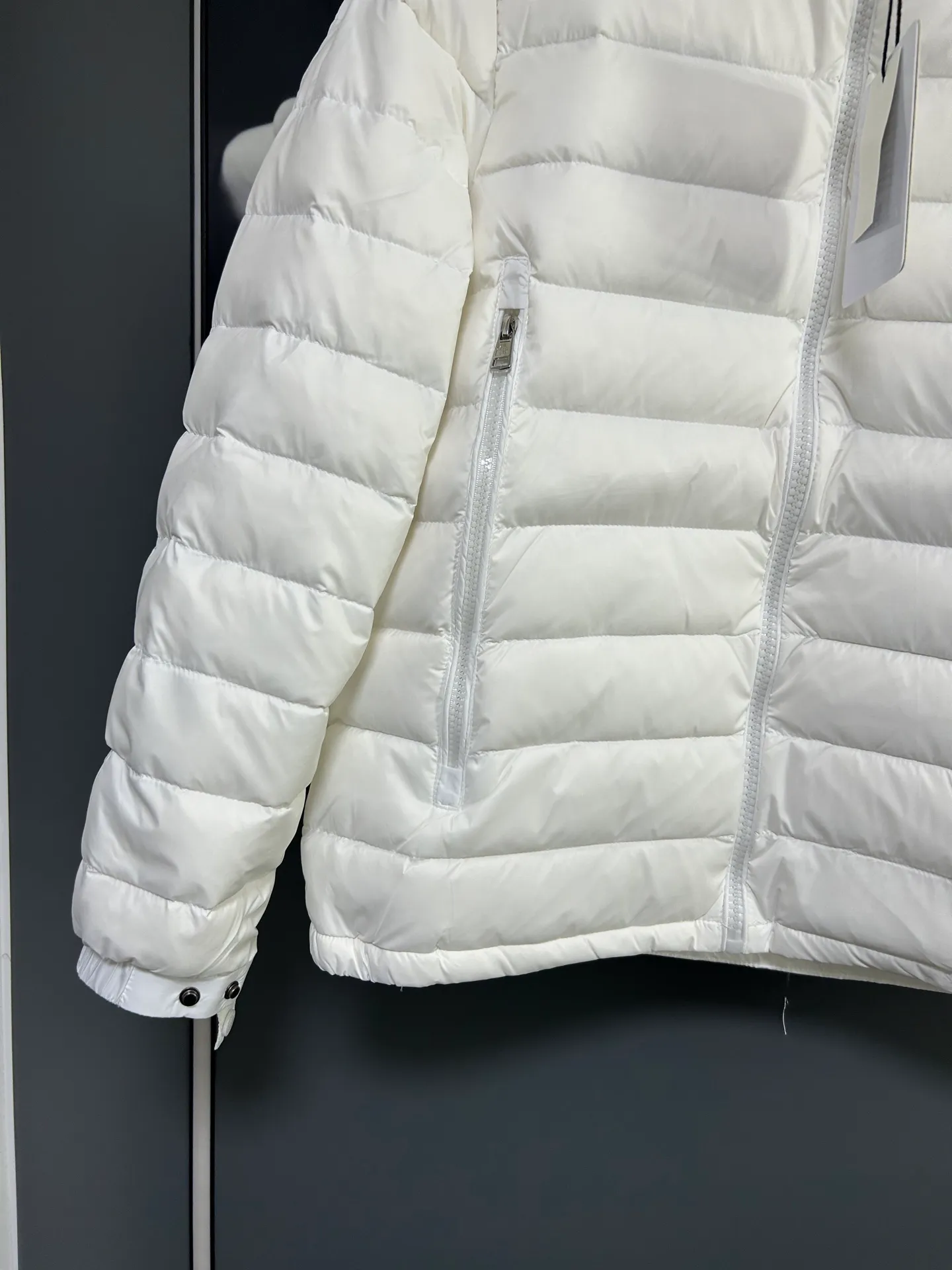 P660 Moncler Avocette solid color hooded zipper outdoor warm rib down jacket 90 down filling 750 fill power Tajima embroidery white duck down short lightweight hooded down jacket jacket small zipper pocket on the chest side for storing things The Thorium AR hooded model is versatile, durable and warm. It can be used as a mid-layer in winter and winter, or worn alone. It can also be easily worn with hard-shell clothing in cold environments.     The fabric has been improved with AratoTM30 nylon fabric with fine texture, which is very warm and wear-resistant. It is also treated with DWR, which can effectively prevent water and moisture.     DownCompositeMapping zone filling technology can reasonably allocate down insulation and synthetic insulation areas. Simple design StormHoodM is made of synthetic insulation materials. Zippered hand pockets, inner zipper pockets. Combination of technology and technology. Lightweight and warm. Three-dimensional tailoring. Hooded design. Complete three-label accessories. What you see is what you get. Same style for men and women. Color: white. Size: M-3XL.