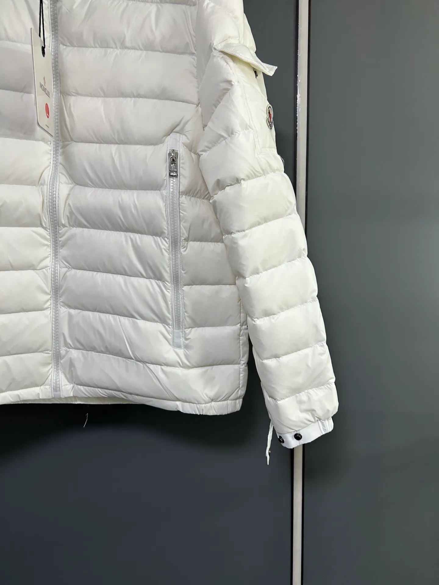 P660 Moncler Avocette solid color hooded zipper outdoor warm rib down jacket 90 down filling 750 fill power Tajima embroidery white duck down short lightweight hooded down jacket jacket small zipper pocket on the chest side for storing things The Thorium AR hooded model is versatile, durable and warm. It can be used as a mid-layer in winter and winter, or worn alone. It can also be easily worn with hard-shell clothing in cold environments.     The fabric has been improved with AratoTM30 nylon fabric with fine texture, which is very warm and wear-resistant. It is also treated with DWR, which can effectively prevent water and moisture.     DownCompositeMapping zone filling technology can reasonably allocate down insulation and synthetic insulation areas. Simple design StormHoodM is made of synthetic insulation materials. Zippered hand pockets, inner zipper pockets. Combination of technology and technology. Lightweight and warm. Three-dimensional tailoring. Hooded design. Complete three-label accessories. What you see is what you get. Same style for men and women. Color: white. Size: M-3XL.