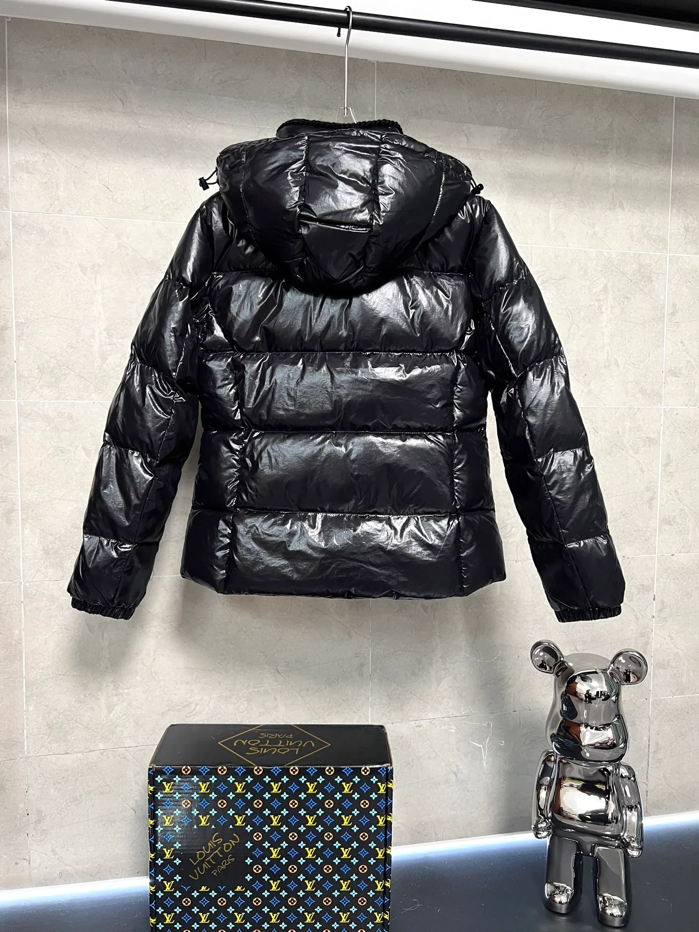 P900 Moncler Mouth GLAREINS Small Waist Hooded Floral Trimmed Small Waist Small Pocket Down Jacket The upgraded version of the small waist UP!! It is still a super slim waist style, with no-wash imitation wax leather fabric, and the brim collar and placket are matched with the same color twist braid design, which is full of elegance and suitable for various exquisite styles. A full set of hardware accessories, customized color matching snap buttons and sliders, 90 velvet filling. White Moonlight among the hottest items! Color: Black White Blue Red Size: 0123
