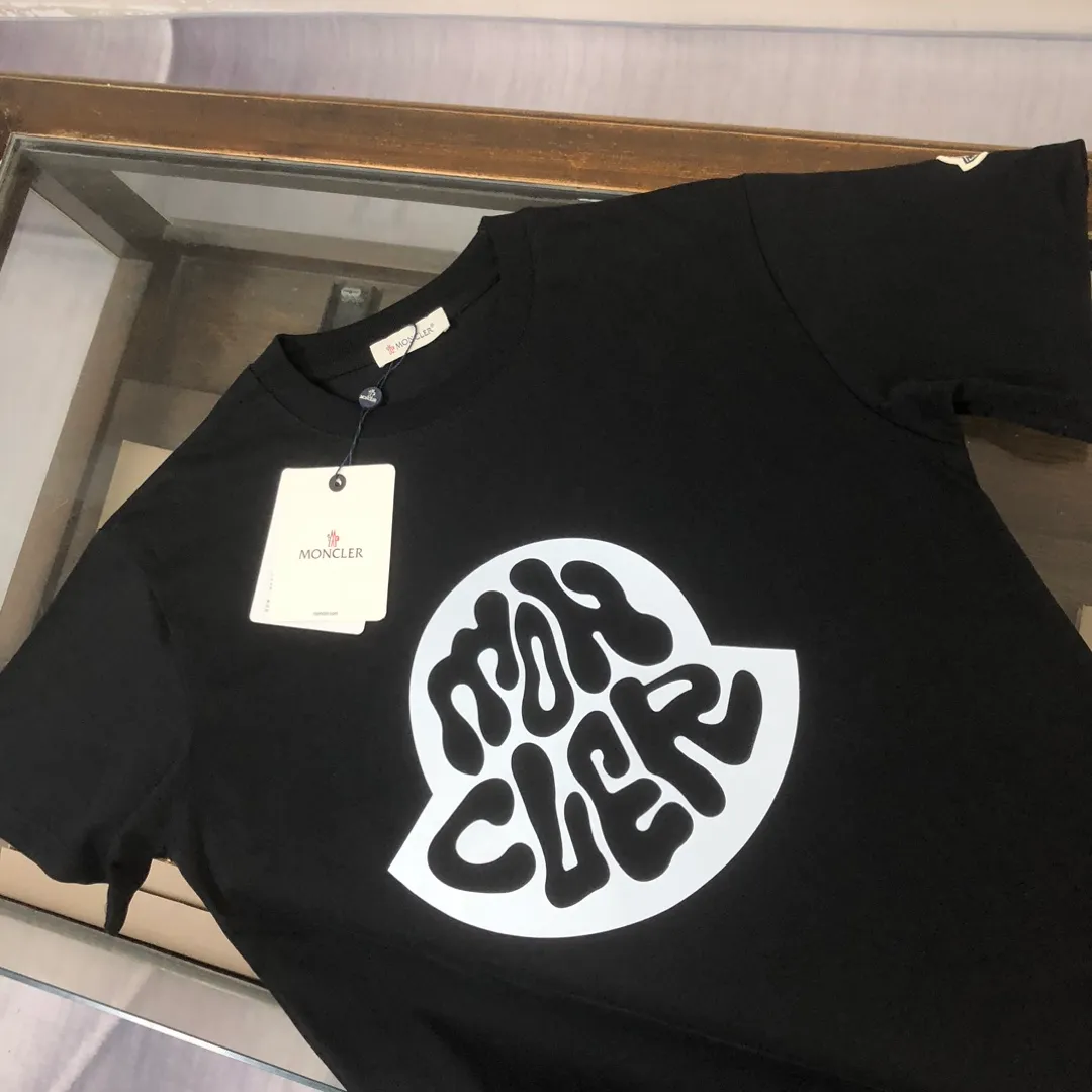 P160 MONCLER 2025 latest couple style round neck short-sleeved couple T-shirt, new spring and summer product, high quality 🔥🔥Three-dimensional logo letter logo printing technology on the chest! Fashionable and versatile trendy styles, customized imported fabrics! Comfortable to wear, breathable, fashionable without losing personality, the upper body is casual and casual, handsome and stylish, showing the temperament of a big brand. All three standards are complete! ! Color: Black White Size: S M L XL (Loose fit, please state your height and weight when placing an order)
