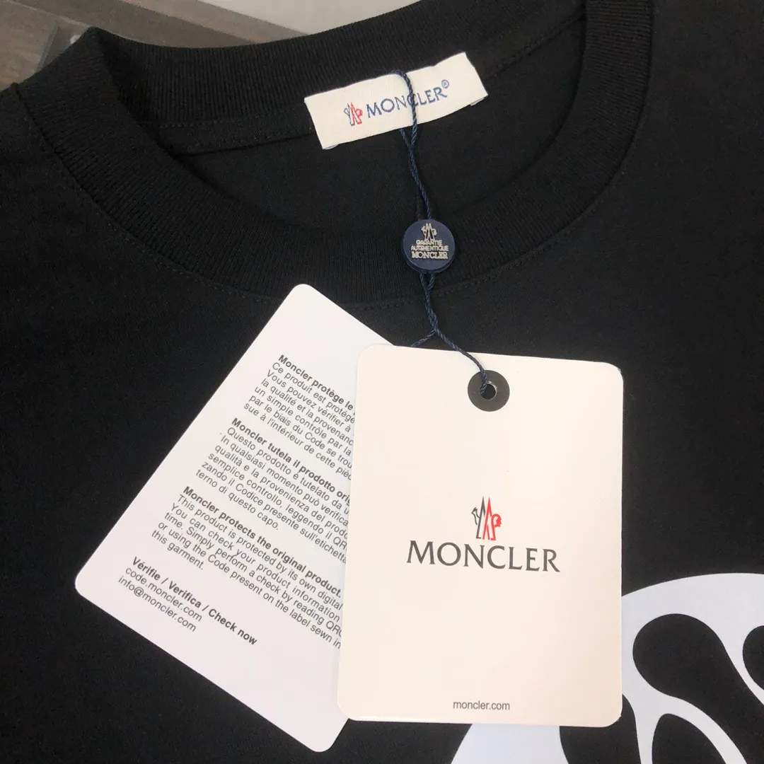 P160 MONCLER 2025 latest couple style round neck short-sleeved couple T-shirt, new spring and summer product, high quality 🔥🔥Three-dimensional logo letter logo printing technology on the chest! Fashionable and versatile trendy styles, customized imported fabrics! Comfortable to wear, breathable, fashionable without losing personality, the upper body is casual and casual, handsome and stylish, showing the temperament of a big brand. All three standards are complete! ! Color: Black White Size: S M L XL (Loose fit, please state your height and weight when placing an order)