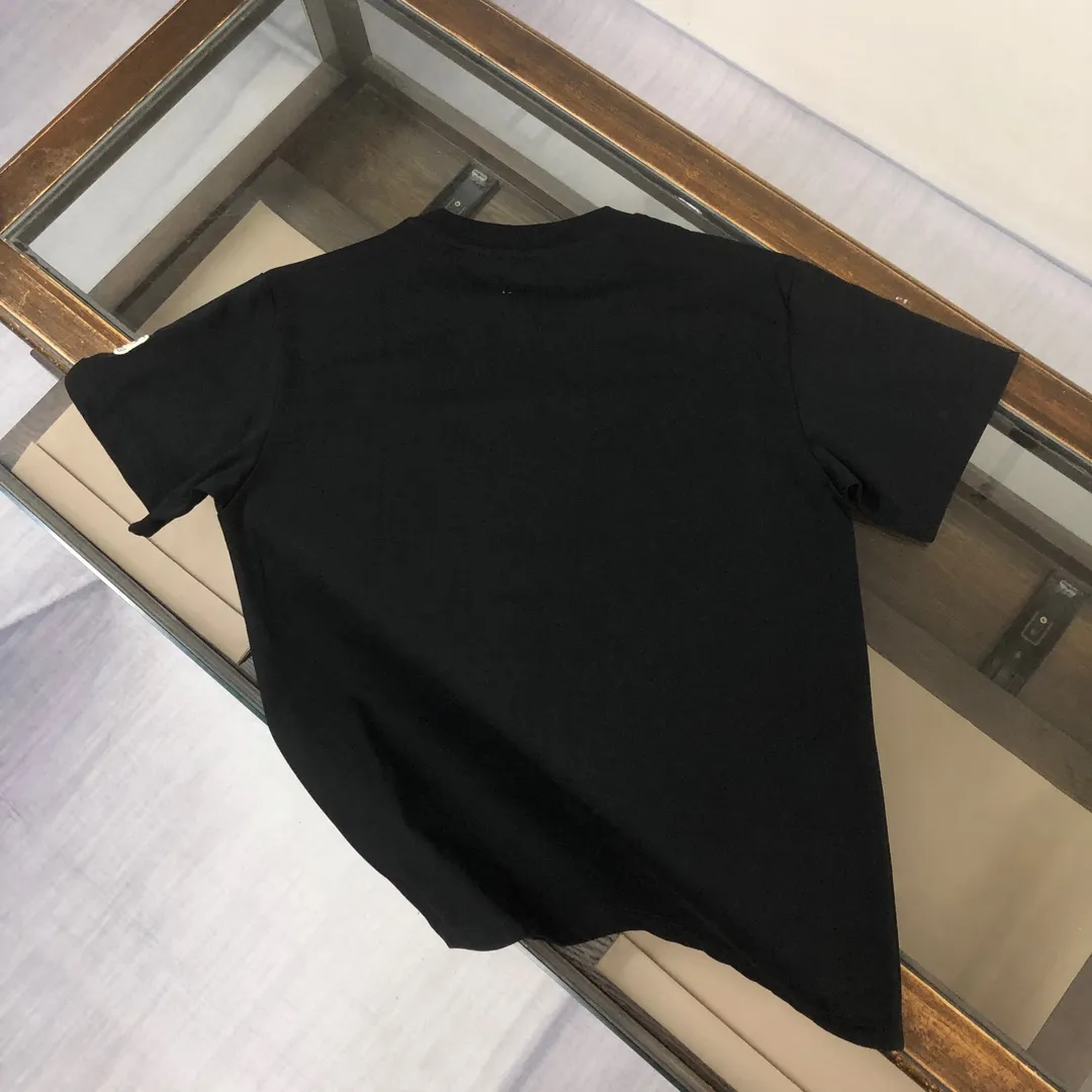 P160 MONCLER 2025 latest couple style round neck short-sleeved couple T-shirt, new spring and summer product, high quality 🔥🔥Three-dimensional logo letter logo printing technology on the chest! Fashionable and versatile trendy styles, customized imported fabrics! Comfortable to wear, breathable, fashionable without losing personality, the upper body is casual and casual, handsome and stylish, showing the temperament of a big brand. All three standards are complete! ! Color: Black White Size: S M L XL (Loose fit, please state your height and weight when placing an order)