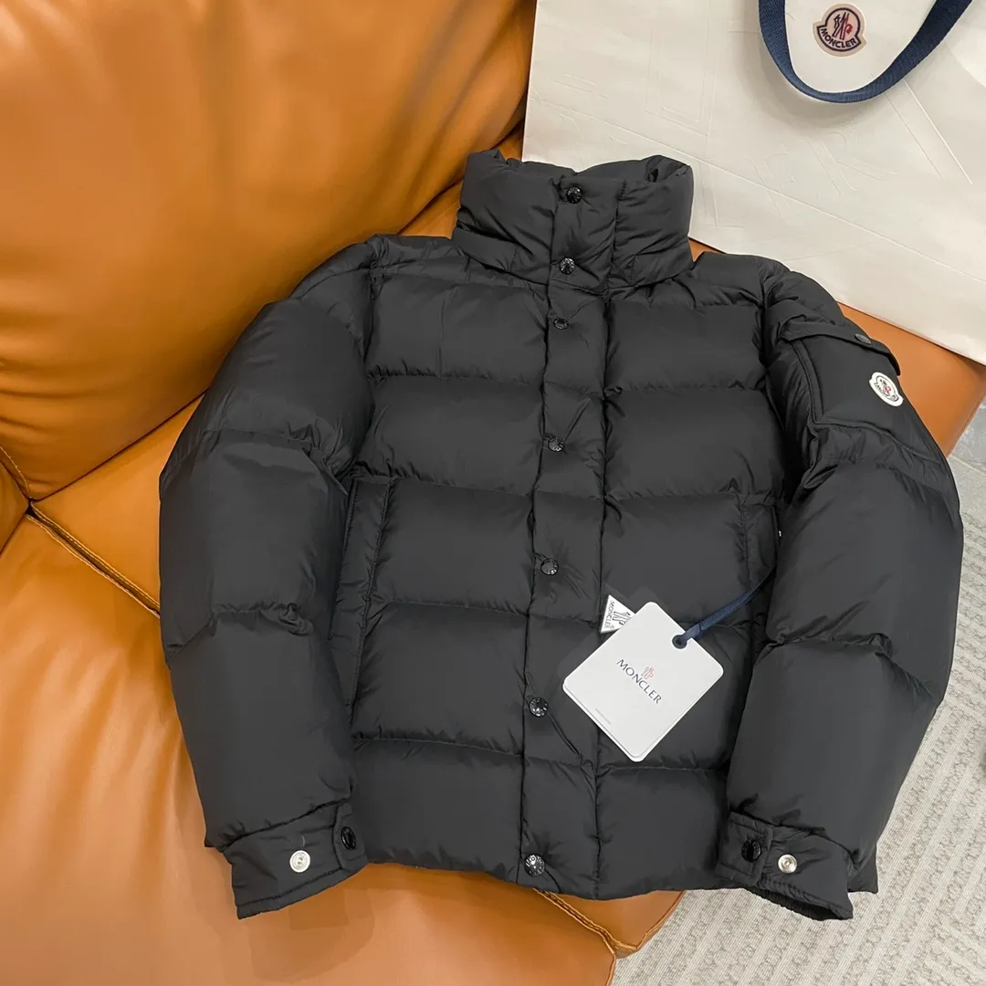 P760 Moncler ➡️New Meng Mouth Autumn and Winter Product Vezere🦢Goose Down Down Jacket, Same Style for Men and Women This Vezere short down jacket is a basic warm item that highlights Moncler’s style characteristics. The Vezere down jacket is made from longue saison fabric, which is both lightweight and warm. This short down jacket features a hood that can be easily removed depending on the weather. The jacket's silhouette and sleeve patch pockets pay homage to the iconic Moncler Maya down jacket. •Made in longue saison fabric •Nylon léger brillant lining •Down filled •Removable and adjustable hood •Zip and snap fastening •Zip pockets •Patch pockets on sleeves •Adjustable cuffs •Drawstring hem
