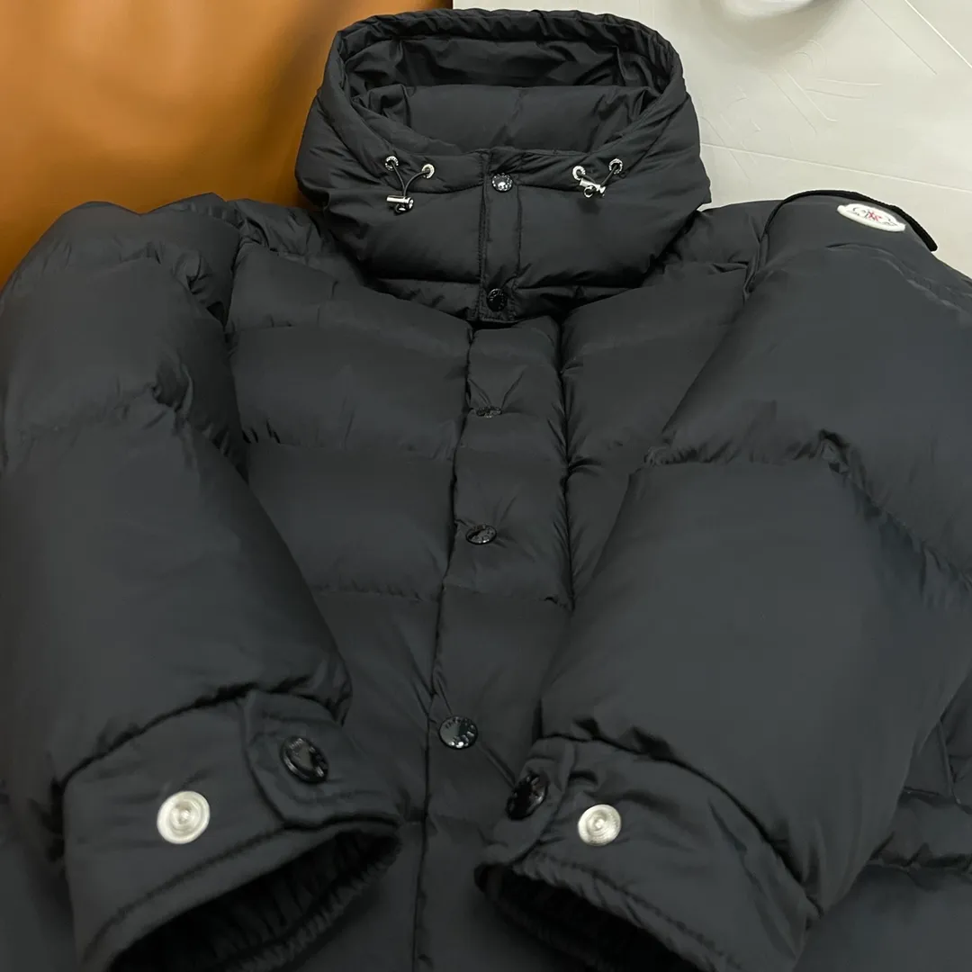 P760 Moncler ➡️New Meng Mouth Autumn and Winter Product Vezere🦢Goose Down Down Jacket, Same Style for Men and Women This Vezere short down jacket is a basic warm item that highlights Moncler’s style characteristics. The Vezere down jacket is made from longue saison fabric, which is both lightweight and warm. This short down jacket features a hood that can be easily removed depending on the weather. The jacket's silhouette and sleeve patch pockets pay homage to the iconic Moncler Maya down jacket. •Made in longue saison fabric •Nylon léger brillant lining •Down filled •Removable and adjustable hood •Zip and snap fastening •Zip pockets •Patch pockets on sleeves •Adjustable cuffs •Drawstring hem