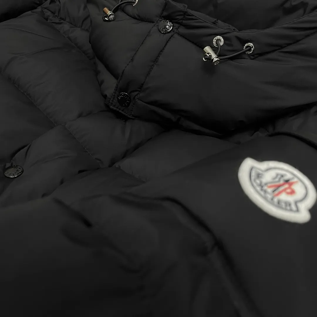 P760 Moncler ➡️New Meng Mouth Autumn and Winter Product Vezere🦢Goose Down Down Jacket, Same Style for Men and Women This Vezere short down jacket is a basic warm item that highlights Moncler’s style characteristics. The Vezere down jacket is made from longue saison fabric, which is both lightweight and warm. This short down jacket features a hood that can be easily removed depending on the weather. The jacket's silhouette and sleeve patch pockets pay homage to the iconic Moncler Maya down jacket. •Made in longue saison fabric •Nylon léger brillant lining •Down filled •Removable and adjustable hood •Zip and snap fastening •Zip pockets •Patch pockets on sleeves •Adjustable cuffs •Drawstring hem