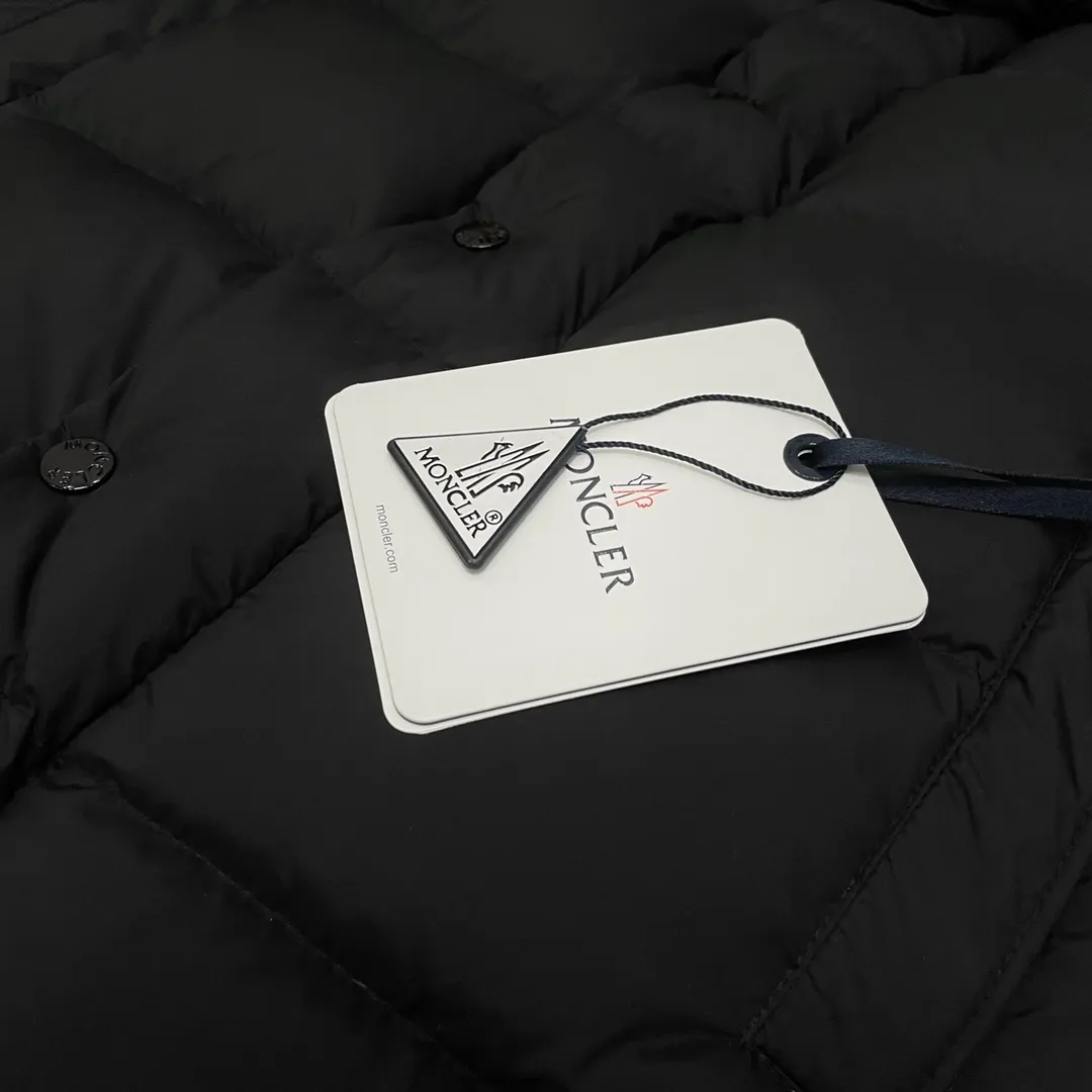 P760 Moncler ➡️New Meng Mouth Autumn and Winter Product Vezere🦢Goose Down Down Jacket, Same Style for Men and Women This Vezere short down jacket is a basic warm item that highlights Moncler’s style characteristics. The Vezere down jacket is made from longue saison fabric, which is both lightweight and warm. This short down jacket features a hood that can be easily removed depending on the weather. The jacket's silhouette and sleeve patch pockets pay homage to the iconic Moncler Maya down jacket. •Made in longue saison fabric •Nylon léger brillant lining •Down filled •Removable and adjustable hood •Zip and snap fastening •Zip pockets •Patch pockets on sleeves •Adjustable cuffs •Drawstring hem