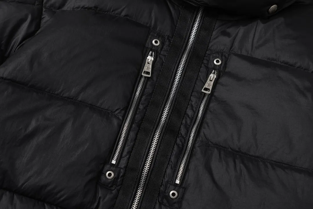 P980 Moncler | Moncler The combination of zipper and hardware looks more advanced! A simple design allows you not to be afraid of the cold in winter! Filled with white down for warmth and care! The two-way zipper fly can adjust the shape of the clothing and lock in the temperature!  The imported fabrics are supplied by customers, are windproof and snowproof, have a first-class feel, full texture, and no velvet leakage! The inside is full of down, international standard 90% white duck down ➕ 10% white duck feathers! High fluffiness and great warmth retention properties! Simple silhouettes and cuts can be styled in any style! How to tell whether a piece of down has high down content? Open the inside and press the convex part of the down, and it will rebound slowly! Please pay attention to the distinction. The ingredients of many washed wheat products on the market are different from the real thing! Our family guarantees that not a single ingredient is missing!  Outer layer material: customized m fabric material provided by customers! High density! Not only is it breathable and comfortable to wear! It also has good anti-low temperature, anti-static and anti-wrinkle effects! Specially designed ultra-durable fabric to keep you warm and dry even in extreme environmental climates!  It can bring you the best warmth in late autumn, with pure British blood! Bring an extraordinary experience! A down vest can bring you plenty of warmth in autumn and winter when the temperature changes suddenly!  If you come across such a beautiful model, hurry up and grab it. Exclusive stock, exclusive resource gifts, super recommended! Needless to say, it’s a good thing. It would be a pity to miss it. I look forward to your fans’ perfect performance!  Product Color: Black Silver Gray Size: 1 2 3 4 5