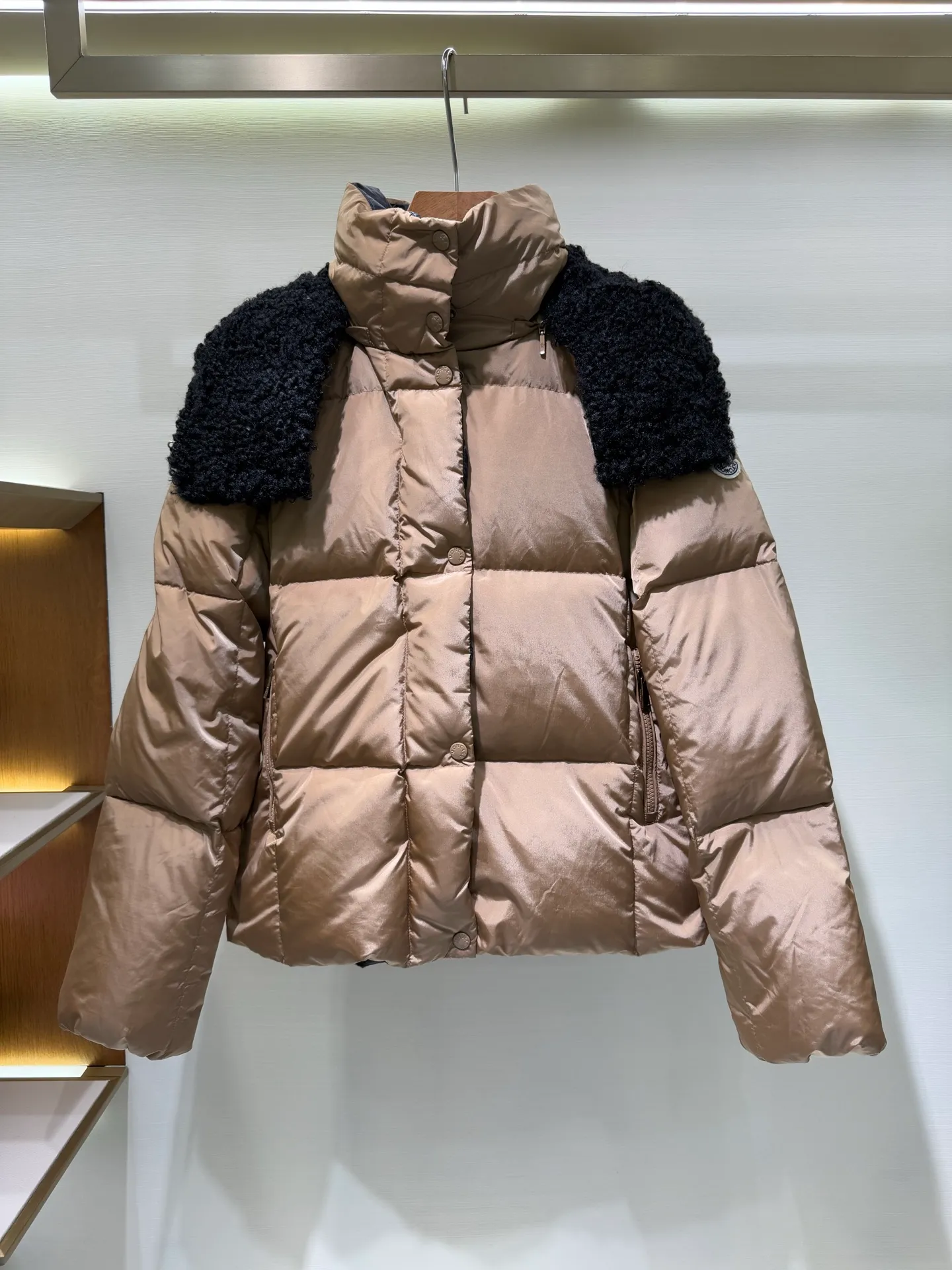 P1320 Moncler Mouth Castelnou Women's Square Quilted Hooded Short Down Jacket The Castelnou down jacket has protective fabric and elegant texture. Short design made from functional nylon fabric with a silky feel. The hood is lined with teddy-style fleece for added softness.  Fabric: Made of nylon fabric, Longue saison lining, filled with down (90 white goose down) Craftsmanship: Detachable and adjustable hood, with teddy style fleece lining, zipper closure, zipper pocket (supports NFC chip function) Size: 0 1 2 3 5555070