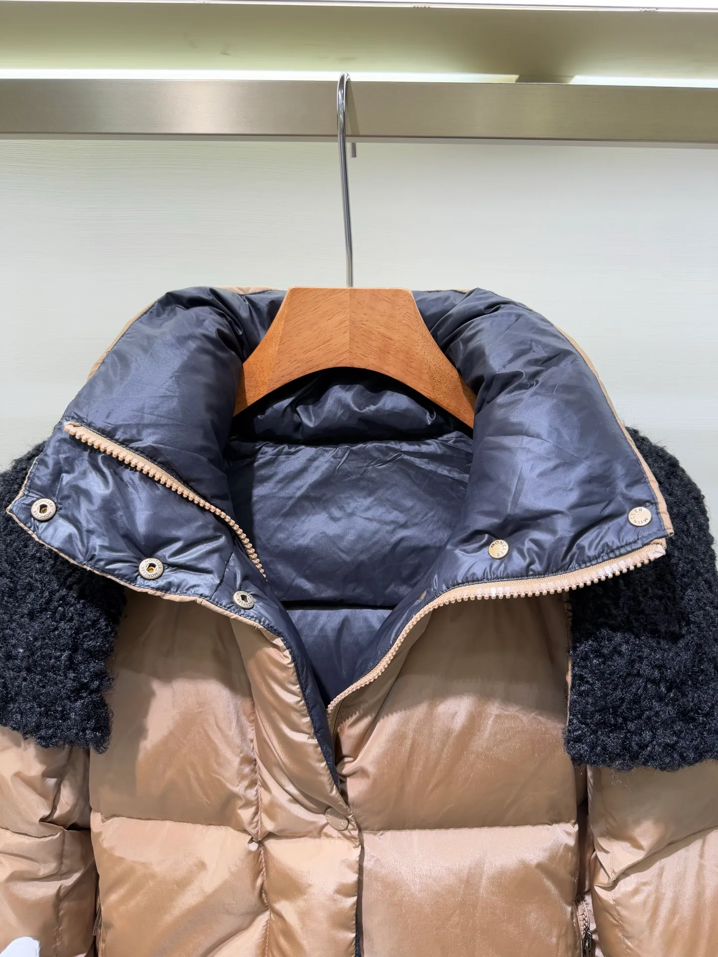 P1320 Moncler Mouth Castelnou Women's Square Quilted Hooded Short Down Jacket The Castelnou down jacket has protective fabric and elegant texture. Short design made from functional nylon fabric with a silky feel. The hood is lined with teddy-style fleece for added softness.  Fabric: Made of nylon fabric, Longue saison lining, filled with down (90 white goose down) Craftsmanship: Detachable and adjustable hood, with teddy style fleece lining, zipper closure, zipper pocket (supports NFC chip function) Size: 0 1 2 3 5555070