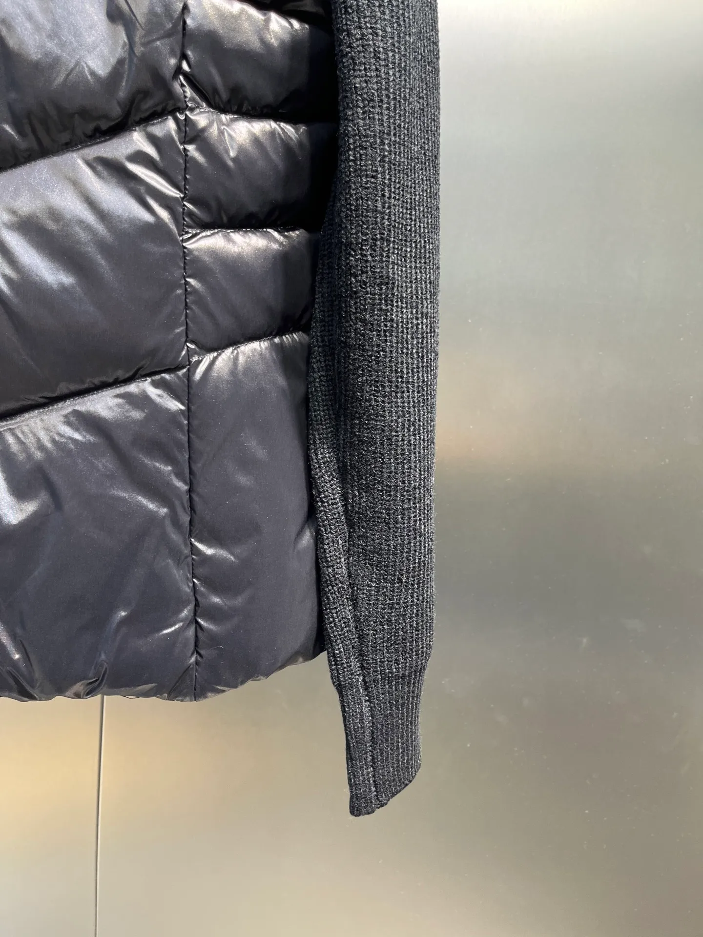 P700 Moncler muzzle classic stand collar zipper wool knitted splicing jacket single down! Checkered quilting and a waist-cinched silhouette are versatile and effortless. Original customized national standard 90 white duck down filling! Imported lightweight memory silk fabric, imported machine sewing line technology. Original hardware accessories, original mark and original label! Color: Black White Pink Size: S-M-L