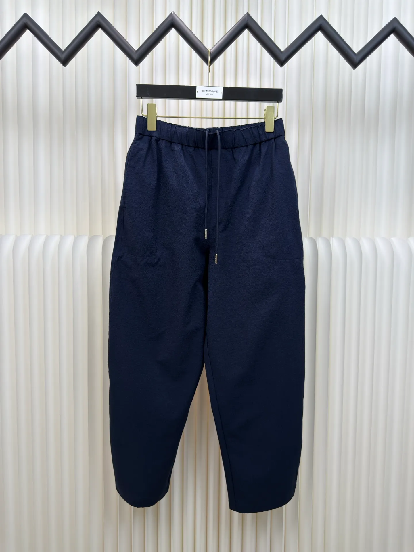 P410 MONCLER Puff Wrinkle Pants with Mouth, Authentic Open Version - Physical Counter - Top Luxury Quality 🆚Second Price of All Versions on the Market Made of cotton blended woven fabric with 76% high cotton content + 24% polyester fiber. The high cotton content ensures that the fabric is soft, skin-friendly, and has good breathability. The addition of a small amount of polyester fiber balances the wrinkle resistance and elasticity of the overall fabric and greatly reduces its shrinkage. After preshrinking, dimensional changes during washing are negligible. The fusion of the two makes the fabric combine anti-wrinkle, quick-drying, easy care and other characteristics without losing the advantages of good wearing experience and strong breathability.  The ground warp + bubble warp is independently let-off. The bubble warp yarn feeding speed is about 20% higher than the ground warp yarn feeding speed. During weaving, the bubble warp is relaxed and accumulated, forming a naturally arched bubble unit. Through the alternating arrangement of yarns and the change of floating tissue, a clear grid frame is built between the bubble units. Finally, the bubble three-dimensional effect and grid outline are locked through high-temperature heat setting. Size:1 2 3 4