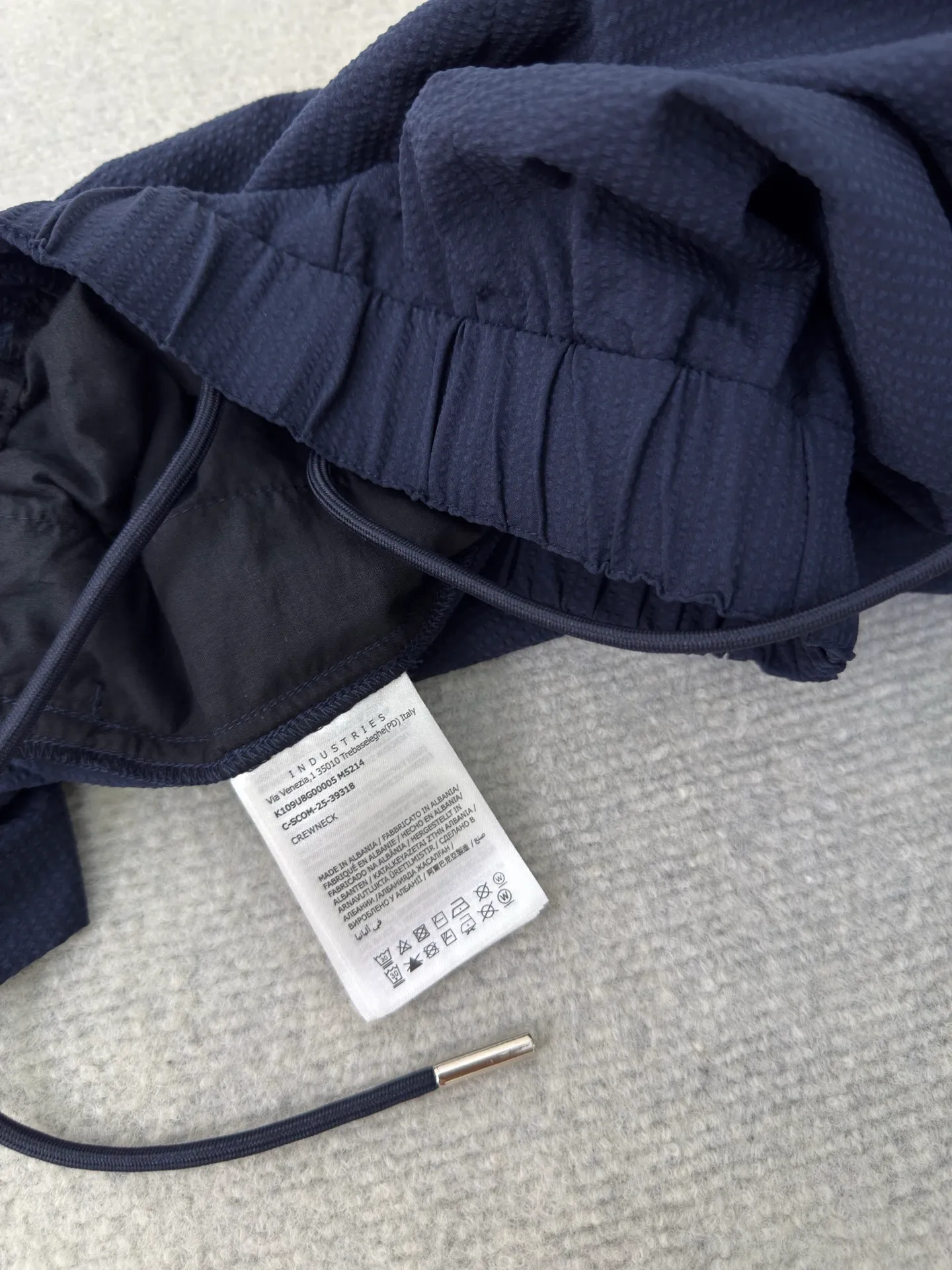 P410 MONCLER Puff Wrinkle Pants with Mouth, Authentic Open Version - Physical Counter - Top Luxury Quality 🆚Second Price of All Versions on the Market Made of cotton blended woven fabric with 76% high cotton content + 24% polyester fiber. The high cotton content ensures that the fabric is soft, skin-friendly, and has good breathability. The addition of a small amount of polyester fiber balances the wrinkle resistance and elasticity of the overall fabric and greatly reduces its shrinkage. After preshrinking, dimensional changes during washing are negligible. The fusion of the two makes the fabric combine anti-wrinkle, quick-drying, easy care and other characteristics without losing the advantages of good wearing experience and strong breathability.  The ground warp + bubble warp is independently let-off. The bubble warp yarn feeding speed is about 20% higher than the ground warp yarn feeding speed. During weaving, the bubble warp is relaxed and accumulated, forming a naturally arched bubble unit. Through the alternating arrangement of yarns and the change of floating tissue, a clear grid frame is built between the bubble units. Finally, the bubble three-dimensional effect and grid outline are locked through high-temperature heat setting. Size:1 2 3 4