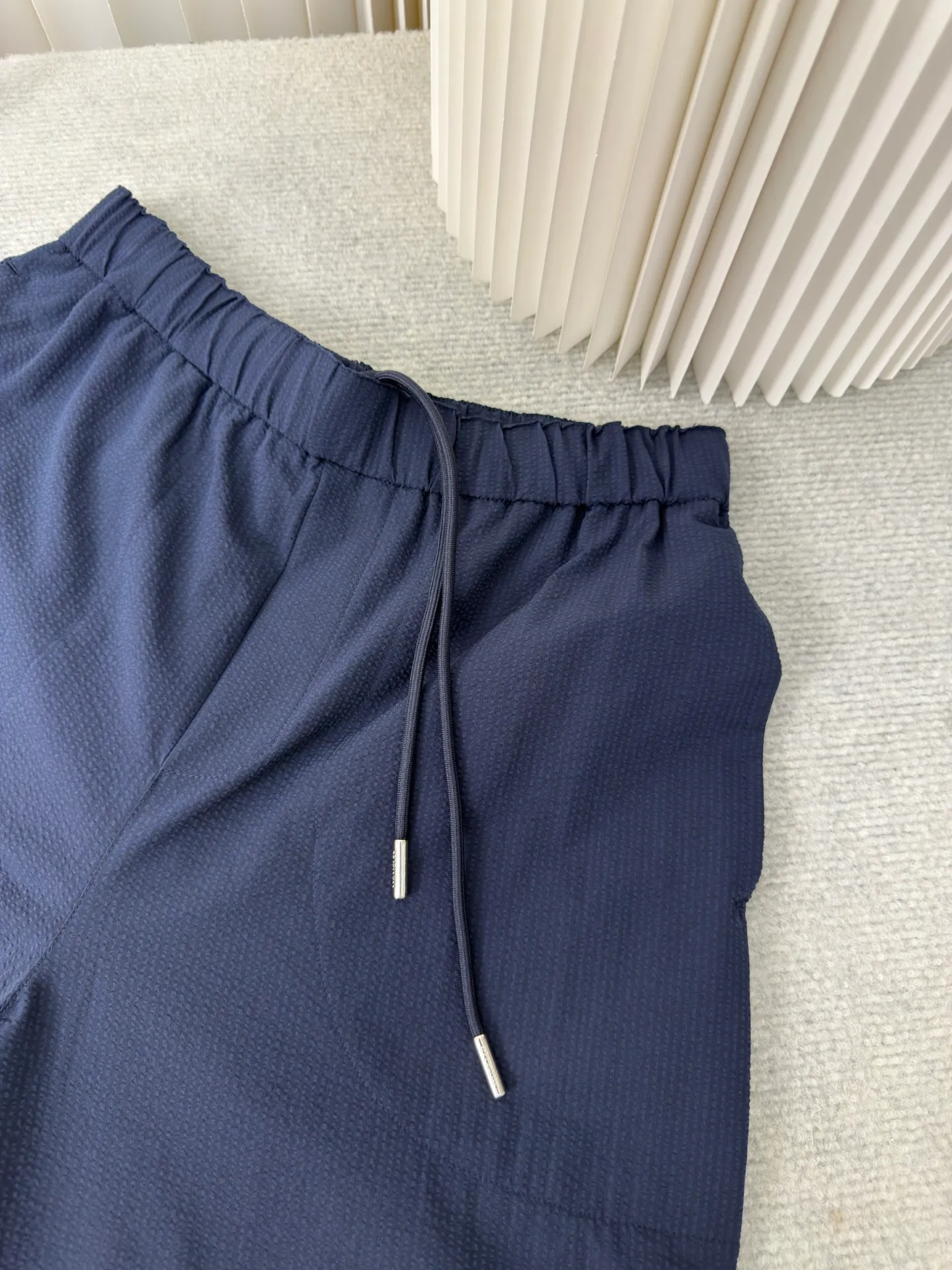 P410 MONCLER Puff Wrinkle Pants with Mouth, Authentic Open Version - Physical Counter - Top Luxury Quality 🆚Second Price of All Versions on the Market Made of cotton blended woven fabric with 76% high cotton content + 24% polyester fiber. The high cotton content ensures that the fabric is soft, skin-friendly, and has good breathability. The addition of a small amount of polyester fiber balances the wrinkle resistance and elasticity of the overall fabric and greatly reduces its shrinkage. After preshrinking, dimensional changes during washing are negligible. The fusion of the two makes the fabric combine anti-wrinkle, quick-drying, easy care and other characteristics without losing the advantages of good wearing experience and strong breathability.  The ground warp + bubble warp is independently let-off. The bubble warp yarn feeding speed is about 20% higher than the ground warp yarn feeding speed. During weaving, the bubble warp is relaxed and accumulated, forming a naturally arched bubble unit. Through the alternating arrangement of yarns and the change of floating tissue, a clear grid frame is built between the bubble units. Finally, the bubble three-dimensional effect and grid outline are locked through high-temperature heat setting. Size:1 2 3 4
