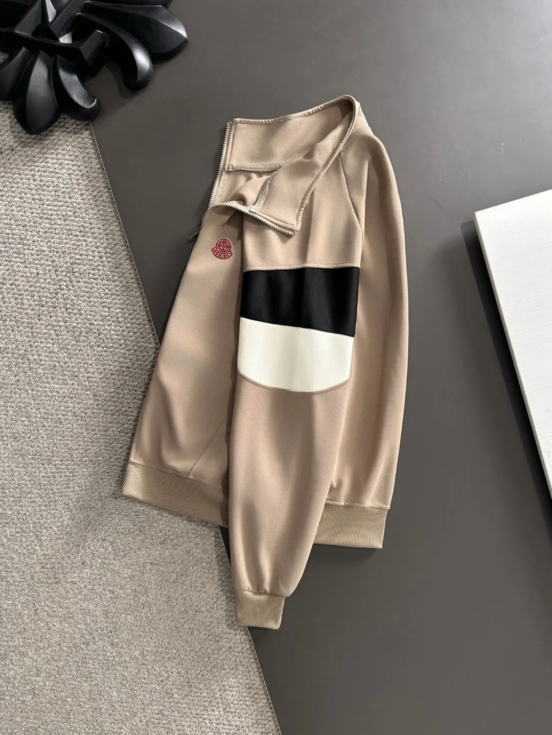 2-3 days to ship P720 Stone lsland/Stone Island joint MONCLER/Mongolian high quality 2025 autumn and winter new casual heavy industry suit exclusively developed by yb! High quality production! The top version of the trading company channel order, external orders for imported custom fabrics, high breathability and comfort, impeccable details, absolutely worth buying! This type of suit is also a must-have for lazy people. You don’t have to think about how to match it, you can just get it in one set! Brand element design concept, delicate and soft feel! It presents a casual cut and the upper body shape is great! On sale simultaneously on the official website! From a high-end men's positioning brand, the low-key luxury taste is irresistible! Exquisite workmanship and impeccable quality! The overall style is simple, fashionable and timeless, fully meeting the requirements of stylish and tasteful dressing! Size: M to 4XL (or state your height and weight when placing an order)