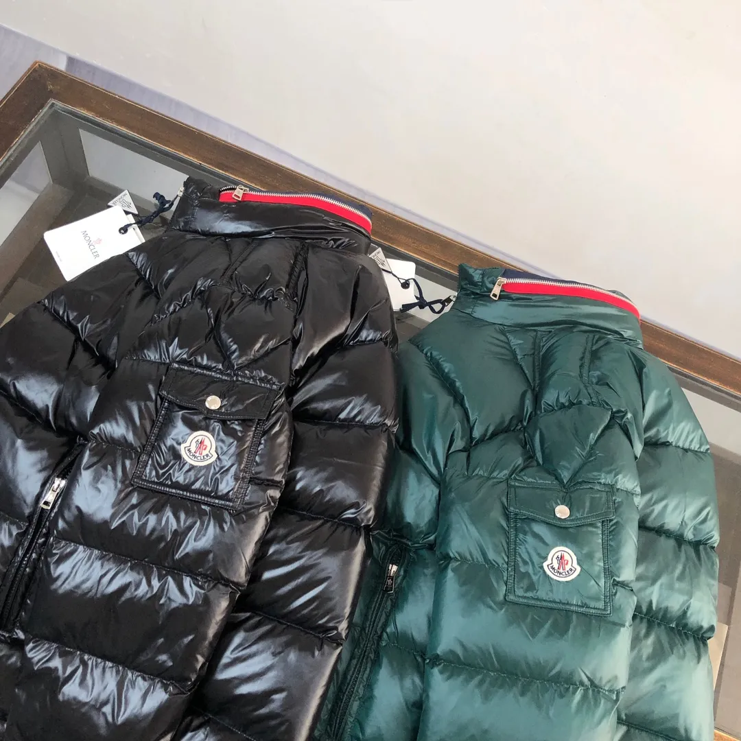 P880 🆕❤️Moncler’s latest 2024 autumn and winter couple’s style down jacket, with a streamlined straight cut design and a pull-out hood that can be properly stored in the zipper stand collar. Tricolor trim accents the collar. Filled with 90 velvet, warm and comfortable without being bloated, the bread suit pattern is formed by large squares, each square is evenly distributed✅ Color: Black Green Code Number: 1 2 3 4 5 (M～3xl)