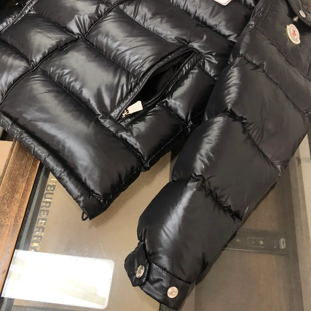 P880 🆕❤️Moncler’s latest 2024 autumn and winter couple’s style down jacket, with a streamlined straight cut design and a pull-out hood that can be properly stored in the zipper stand collar. Tricolor trim accents the collar. Filled with 90 velvet, warm and comfortable without being bloated, the bread suit pattern is formed by large squares, each square is evenly distributed✅ Color: Black Green Code Number: 1 2 3 4 5 (M～3xl)