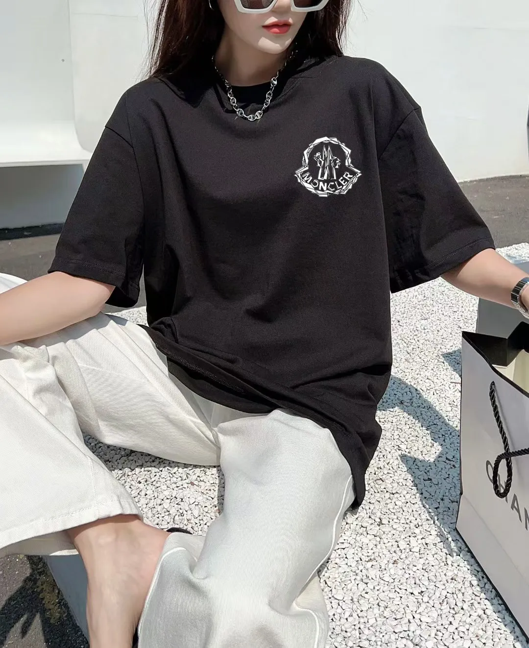 P140 [Moncler] 2025FW short-sleeved T-shirt LOGO printing, high-end 26s double yarn 300g fabric, heavy fabric, custom stretcher rib, same vat and dye, complete three standards, same style for men and women, color: black, white, size: S M L XL 2XL