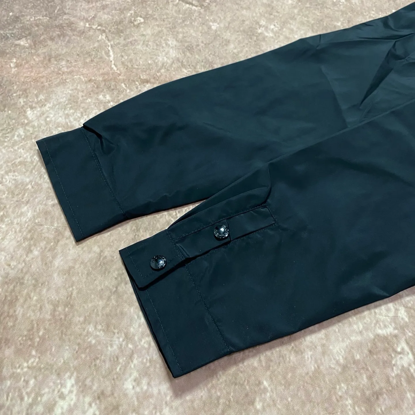 P340 moncler masked classic chest pocket logo badge embroidery lapel zipper jacket classic style Made of waterproof fabric, the surface is neat, smooth and shiny. The texture is obvious through the screen. Color: black Size s m l xl