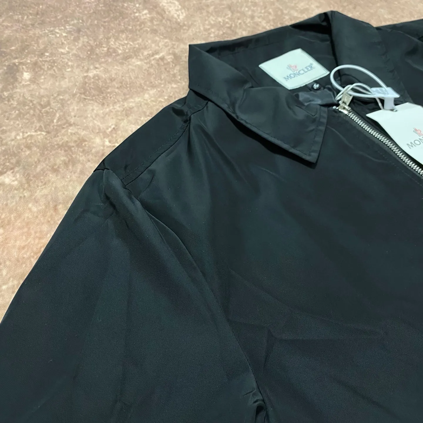 P340 moncler masked classic chest pocket logo badge embroidery lapel zipper jacket classic style Made of waterproof fabric, the surface is neat, smooth and shiny. The texture is obvious through the screen. Color: black Size s m l xl