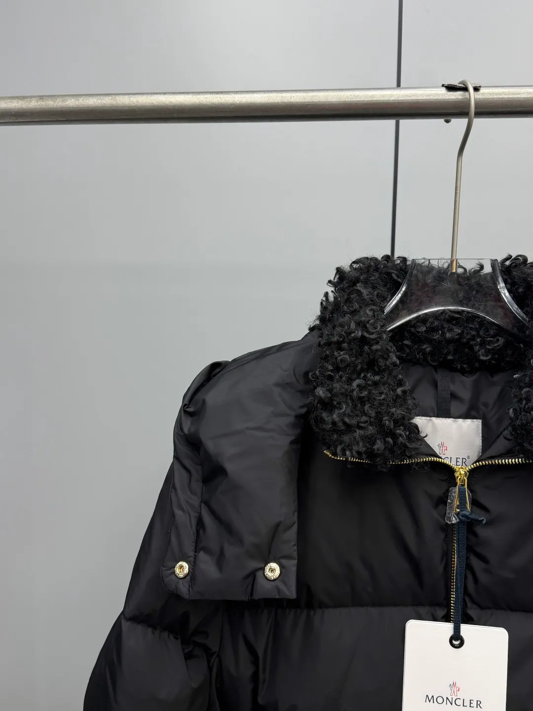 P1080 Moncler 2025 Briant Women's Hooded Mid-length Belt Slimming Down Jacket The "all-rounder" of winter wardrobe. It is the hottest style of Moncler in the new season that is full of "practical aesthetics"✨ The mid-length silhouette wraps the whole body for warmth, and the detachable hood can be adapted to changing scenes - it is buckled to provide winter armor to protect against wind and cold, and it is removed for a light and elegant urban style. The sheepskin wool splicing on the collar is the soul detail, and the soft velvet touch wraps around the neck gently; the adjustable belt on the waist accurately cuts out the slim waistline, breaking the bloated stereotype of down jackets, making slimming and keeping warm two-way. Milky white is a winter soft light filter, and black is a cool-toned high-end card. Briant uses one piece of clothing to contain all your expectations for winter! Color: Size: 0123