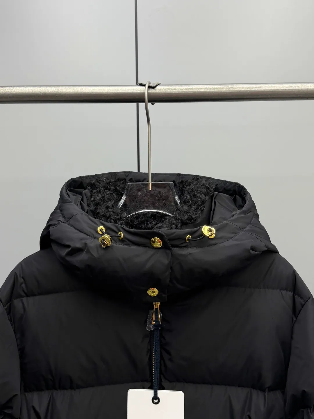 P1080 Moncler 2025 Briant Women's Hooded Mid-length Belt Slimming Down Jacket The "all-rounder" of winter wardrobe. It is the hottest style of Moncler in the new season that is full of "practical aesthetics"✨ The mid-length silhouette wraps the whole body for warmth, and the detachable hood can be adapted to changing scenes - it is buckled to provide winter armor to protect against wind and cold, and it is removed for a light and elegant urban style. The sheepskin wool splicing on the collar is the soul detail, and the soft velvet touch wraps around the neck gently; the adjustable belt on the waist accurately cuts out the slim waistline, breaking the bloated stereotype of down jackets, making slimming and keeping warm two-way. Milky white is a winter soft light filter, and black is a cool-toned high-end card. Briant uses one piece of clothing to contain all your expectations for winter! Color: Size: 0123