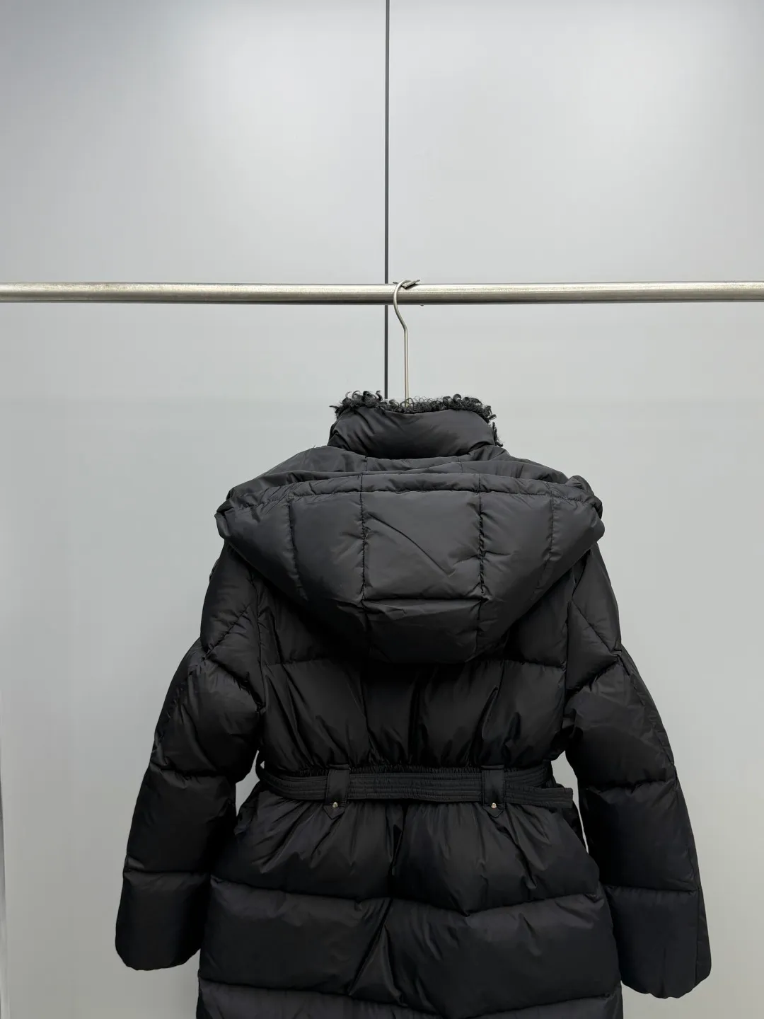 P1080 Moncler 2025 Briant Women's Hooded Mid-length Belt Slimming Down Jacket The "all-rounder" of winter wardrobe. It is the hottest style of Moncler in the new season that is full of "practical aesthetics"✨ The mid-length silhouette wraps the whole body for warmth, and the detachable hood can be adapted to changing scenes - it is buckled to provide winter armor to protect against wind and cold, and it is removed for a light and elegant urban style. The sheepskin wool splicing on the collar is the soul detail, and the soft velvet touch wraps around the neck gently; the adjustable belt on the waist accurately cuts out the slim waistline, breaking the bloated stereotype of down jackets, making slimming and keeping warm two-way. Milky white is a winter soft light filter, and black is a cool-toned high-end card. Briant uses one piece of clothing to contain all your expectations for winter! Color: Size: 0123