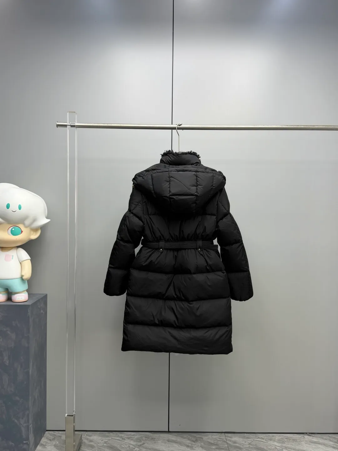 P1080 Moncler 2025 Briant Women's Hooded Mid-length Belt Slimming Down Jacket The "all-rounder" of winter wardrobe. It is the hottest style of Moncler in the new season that is full of "practical aesthetics"✨ The mid-length silhouette wraps the whole body for warmth, and the detachable hood can be adapted to changing scenes - it is buckled to provide winter armor to protect against wind and cold, and it is removed for a light and elegant urban style. The sheepskin wool splicing on the collar is the soul detail, and the soft velvet touch wraps around the neck gently; the adjustable belt on the waist accurately cuts out the slim waistline, breaking the bloated stereotype of down jackets, making slimming and keeping warm two-way. Milky white is a winter soft light filter, and black is a cool-toned high-end card. Briant uses one piece of clothing to contain all your expectations for winter! Color: Size: 0123