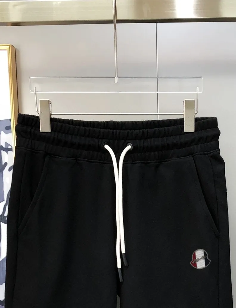 P230 Moncler 2024 new original men's casual shorts, the latest release on the official website of the counter, ✨ High-end quality, simple, fashionable and elegant ✨ Classic logo LOGO design, customized original imported 100% cotton fabric, simple and elegant, versatile style, elegant and handsome upper body, brand new sense of sight! The details are all in place, no one is picky about the upper body, and you must pay for your own money. Size: S-XL (can wear up to 185 pounds, please state your height and weight when placing an order) Black Gray