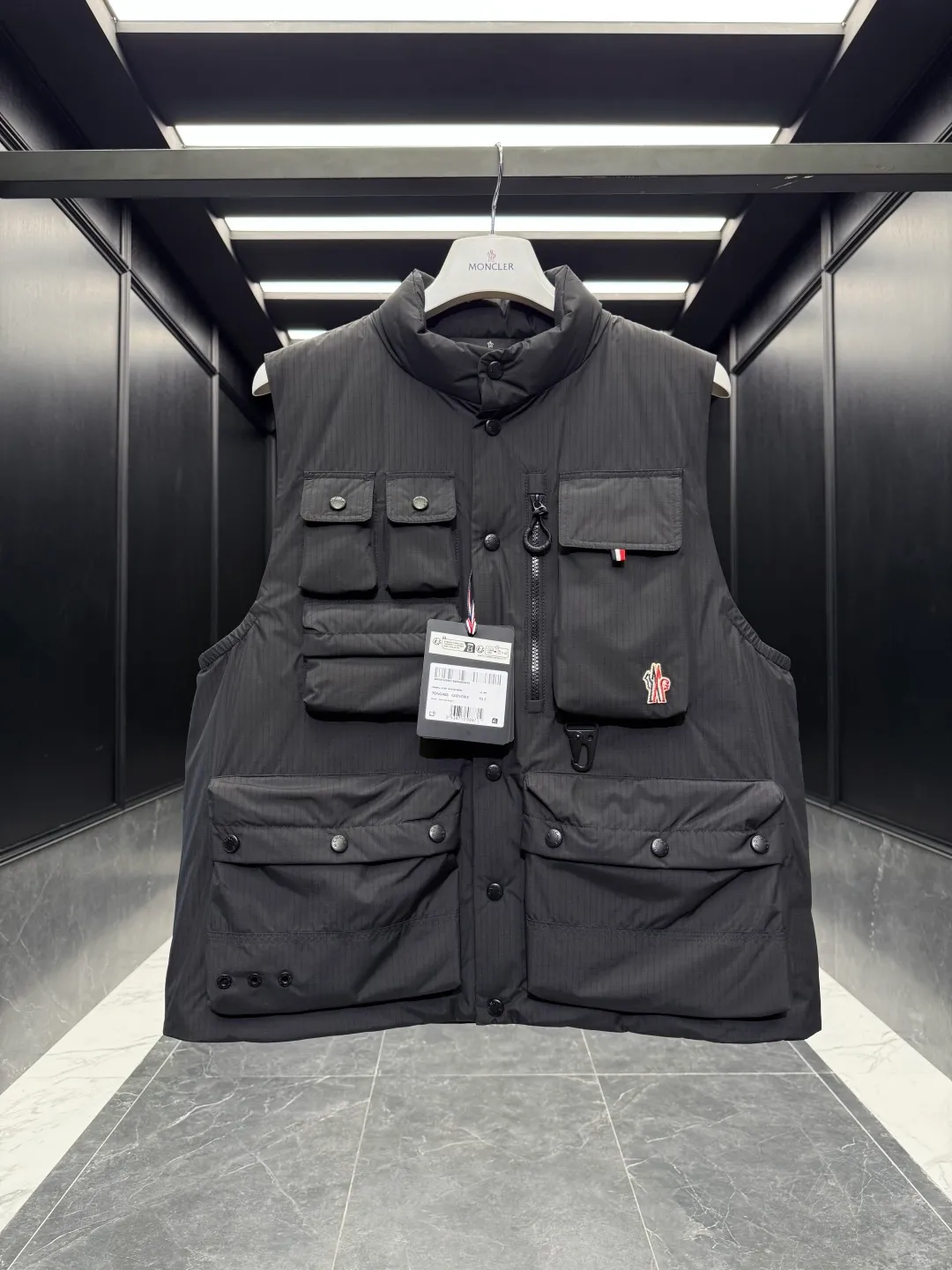 P820 ​​Premium Down ⬆️Moncler Grenoble Tongass Down Outdoor Vest. High-end Black Label Series. Original replacement fabric. Premium duck neck down filling. The Tongass Down Vest provides protection without being heavy and is specially designed for outdoor activities in mild weather.  The Tongass down vest is the result of research into lightweight performance outerwear. Functional fabric is tight and durable without adding extra weight. Features a large utility pocket and carabiner clip to reduce the amount of luggage you carry. Details •Designed for outdoor activities •Made from tight fabric •Polyester lining •Down filling •Snap button closure •Utility pockets with snap, zip and Velcro closure •Drawstring hem •Front carabiner •Reflective details Size: 1-5 Light Brown/Black D00780