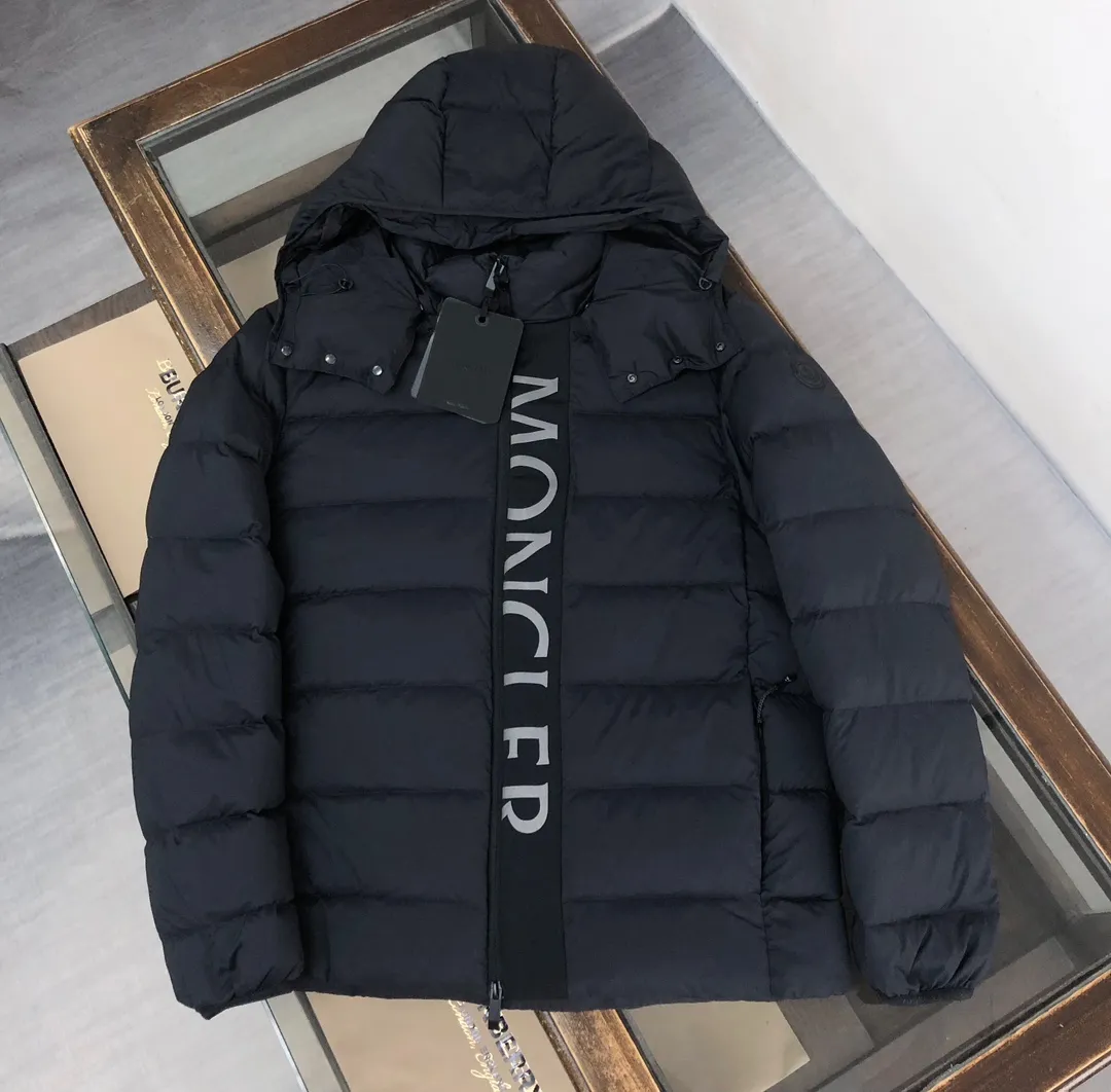 P880 𝗠𝗼𝗻𝗰𝗹𝗲𝗿 Mouth-covered New Ume Black Label Black Samurai/Short Down Jacket (Removable Hat) Available simultaneously on the official website🛒 👀The overall look is very high-end, especially light and warm, easy to move light down jacket, short style can show off the charm of a neat figure👍 The hood design helps to improve the cold protection of the neck It uses high-quality down with outstanding thermal insulation effect. ⚠️The down content is as high as 90% white goose down. It achieves good warmth retention and has good fluffiness. It is thinner and does not feel oppressive when worn on the body. The loose version covers the flesh and makes you look slimmer. 👏🏻Refuse to be bloated and lively when going out on the street. Let the down jacket break out of the conventional shape and create a comfortable aesthetic. Simple and fashionable. Very practical. The upper body effect is naturally casual and comfortable~ ❗️Customized special fabrics. Vacuum down filling Exquisite craftsmanship to strictly prevent velvet from being drilled. It comes from vacuum filling technology. Increases the air barrier to maintain the original softness, elasticity and feel of down. Anti-drilling design ✔️Three layers of anti-drilling fabrics and four layers of locking velvet technology. High-density sewing to prevent velvet from running away. The velvet is exquisite and in place. It has excellent warmth and cold resistance. You don’t want to take it off~ Color: Black Navy Code Number: 1-2-3-4-5 (M~3XL)