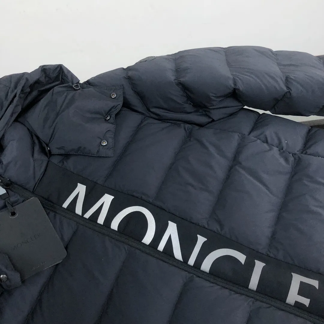 P880 𝗠𝗼𝗻𝗰𝗹𝗲𝗿 Mouth-covered New Ume Black Label Black Samurai/Short Down Jacket (Removable Hat) Available simultaneously on the official website🛒 👀The overall look is very high-end, especially light and warm, easy to move light down jacket, short style can show off the charm of a neat figure👍 The hood design helps to improve the cold protection of the neck It uses high-quality down with outstanding thermal insulation effect. ⚠️The down content is as high as 90% white goose down. It achieves good warmth retention and has good fluffiness. It is thinner and does not feel oppressive when worn on the body. The loose version covers the flesh and makes you look slimmer. 👏🏻Refuse to be bloated and lively when going out on the street. Let the down jacket break out of the conventional shape and create a comfortable aesthetic. Simple and fashionable. Very practical. The upper body effect is naturally casual and comfortable~ ❗️Customized special fabrics. Vacuum down filling Exquisite craftsmanship to strictly prevent velvet from being drilled. It comes from vacuum filling technology. Increases the air barrier to maintain the original softness, elasticity and feel of down. Anti-drilling design ✔️Three layers of anti-drilling fabrics and four layers of locking velvet technology. High-density sewing to prevent velvet from running away. The velvet is exquisite and in place. It has excellent warmth and cold resistance. You don’t want to take it off~ Color: Black Navy Code Number: 1-2-3-4-5 (M~3XL)