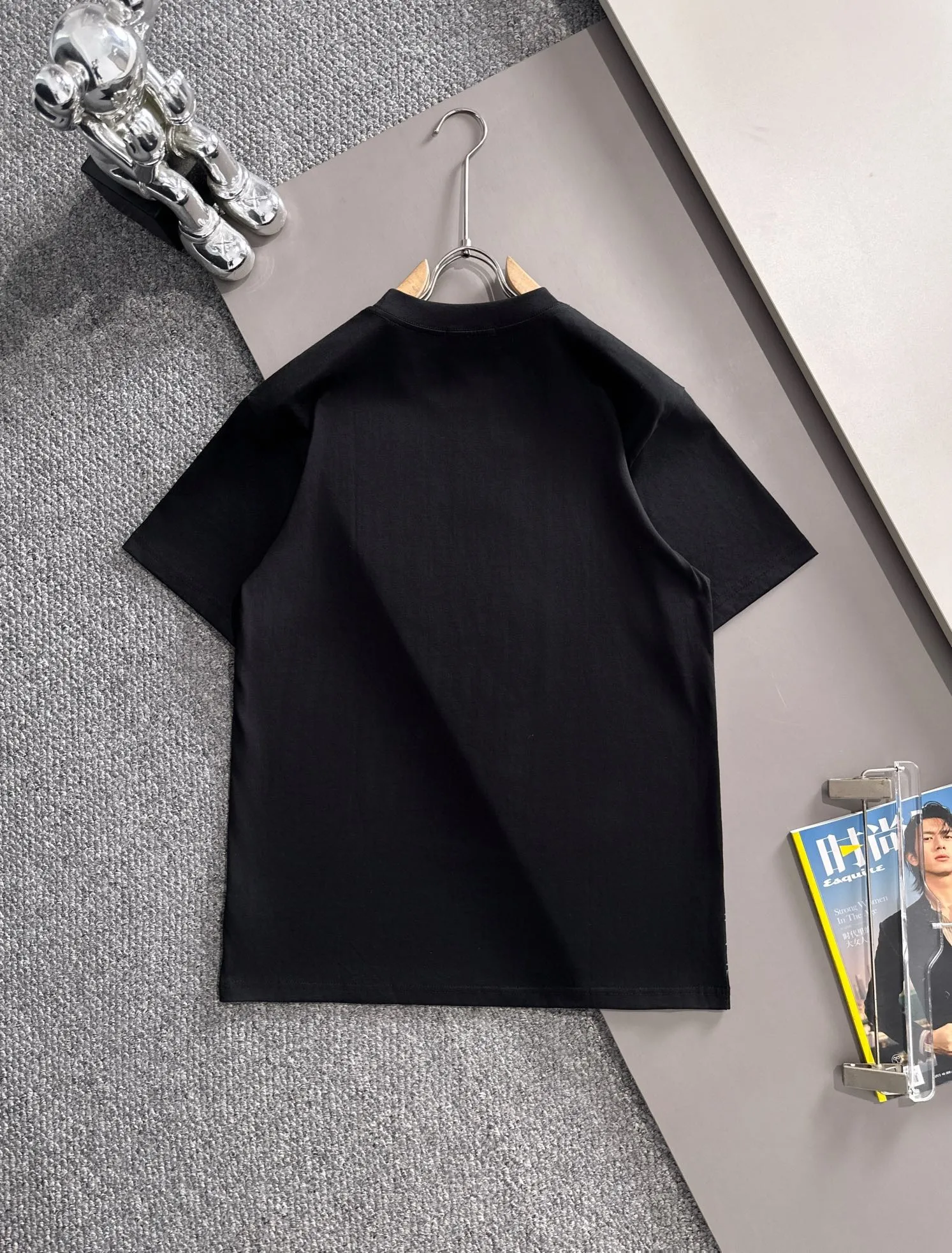 P190 🌸🌸 Moncler 25ss new early spring short-sleeved T-shirt, a must-have item for men and women for daily commuting. The high-strength pure cotton double sand fabric feels heavy when weighed. The upper body is more textured than ordinary T-shirts and is not easy to deform. The loose version design looks noble. ❗Three standards complete❗ Size: xS, S, M, L Color: Picture color