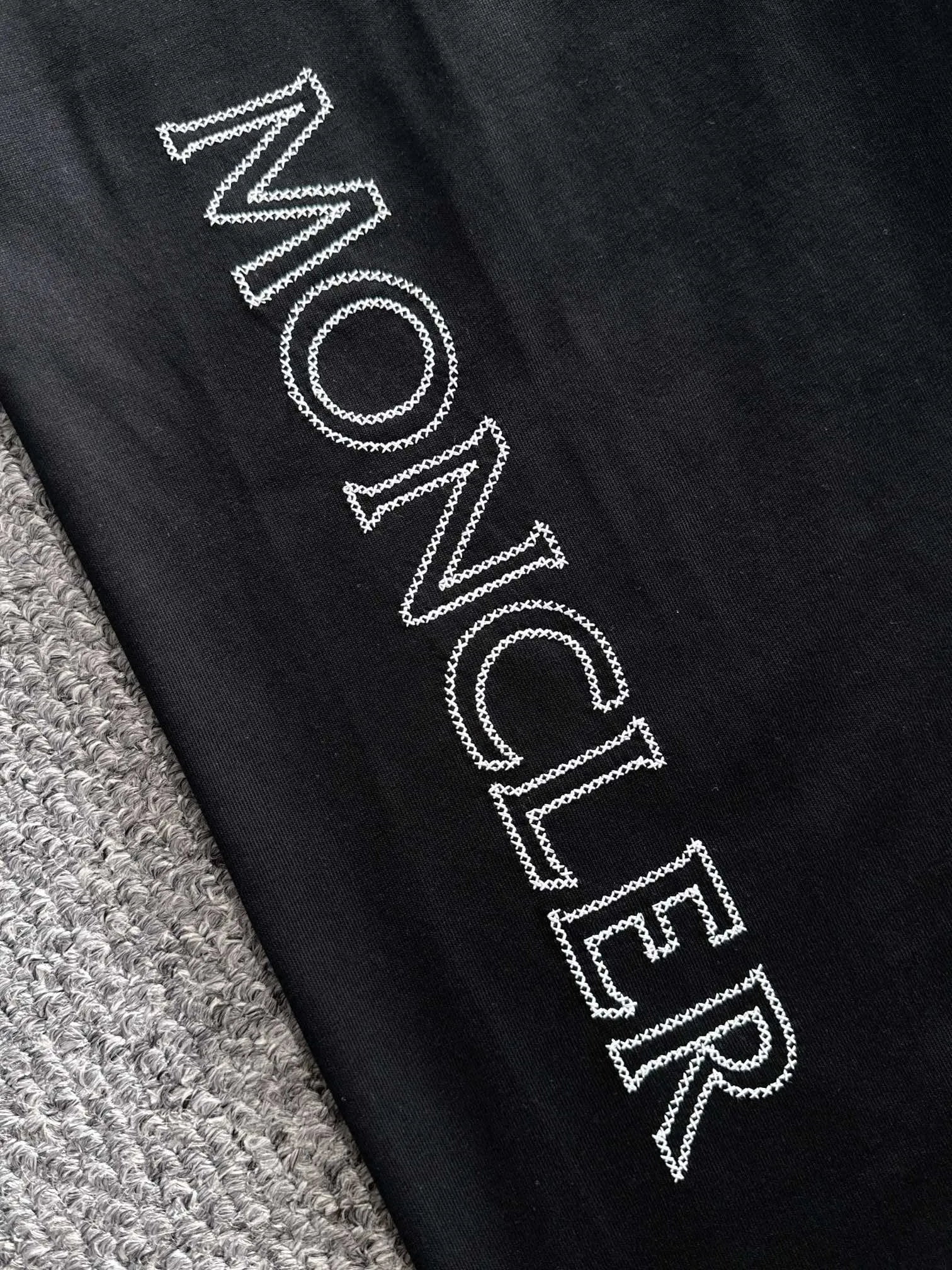P190 🌸🌸 Moncler 25ss new early spring short-sleeved T-shirt, a must-have item for men and women for daily commuting. The high-strength pure cotton double sand fabric feels heavy when weighed. The upper body is more textured than ordinary T-shirts and is not easy to deform. The loose version design looks noble. ❗Three standards complete❗ Size: xS, S, M, L Color: Picture color