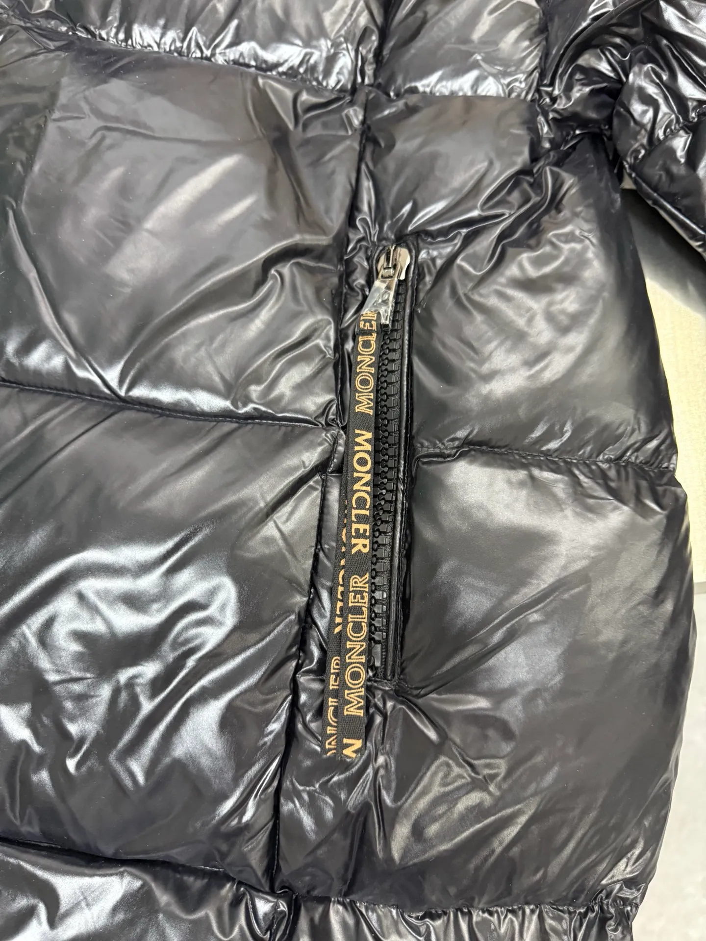 P920 Moncler thickened velvet long bread jacket A down jacket with great aura and style. It is the most worth owning long down jacket in winter. It is warm when the whole body is wrapped in it. The warmth retention can be said to be very strong. The classic hooded design makes the whole body warm when wearing the hat. The overall bread square lines are simple and elegant, which is beautiful and practical to wear. It does not look cumbersome. The long down jacket in cocoon style does not look bloated but makes it slimmer. The fluffiness and warmth are top-notch. Without bragging, this bread jacket is no worse than mink from the Northeast. It is super warm! Exclusive black lacquer fabric, combined with very high-end gold, very fashionable and eye-catching. The inner liner is made of national standard 90% white goose down, with a filling capacity of about 550g. It is very soft and full. It is double-layer anti-drilling velvet fabric. The water-washing is marked with laser anti-counterfeiting. The QR code can be scanned to go directly to the official website. It is truly high-end quality. Size: 1234