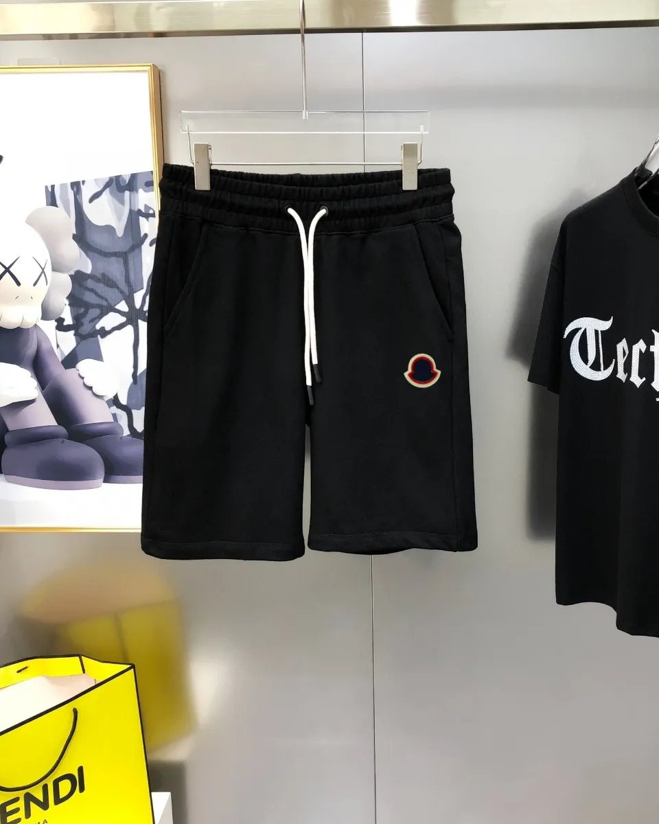 P230 Moncler 2024 new original men's casual shorts, the latest release on the official website of the counter, ✨ High-end quality, simple, fashionable and elegant ✨ Classic logo LOGO design, customized original imported 100% cotton fabric, simple and elegant, versatile style, elegant and handsome upper body, brand new sense of sight! The details are all in place, no one is picky about the upper body, and you must pay for your own money. Size: S-XL (can wear up to 185 pounds, please state your height and weight when placing an order) Black Gray